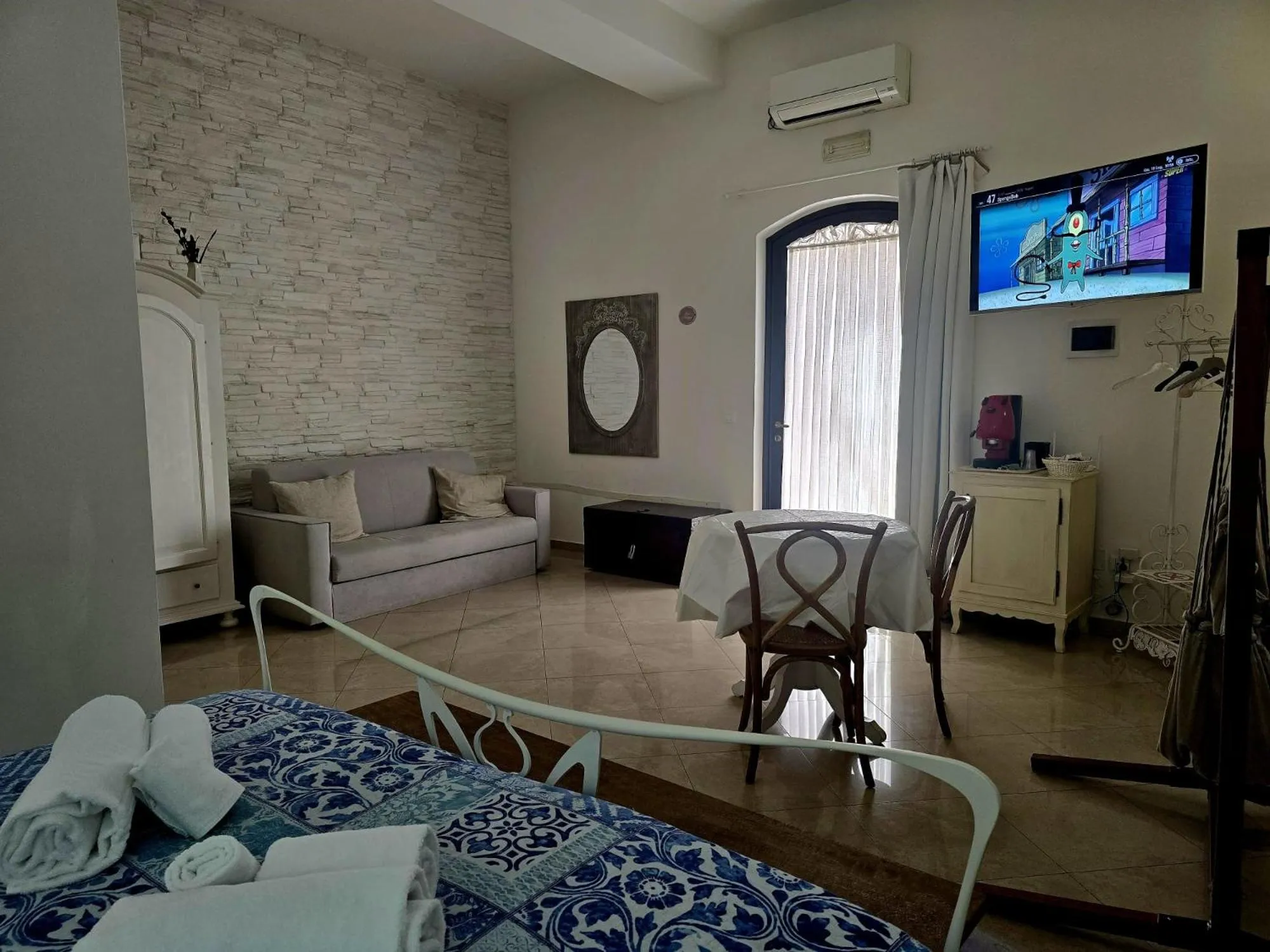 Bed in White Suite Polignano 08