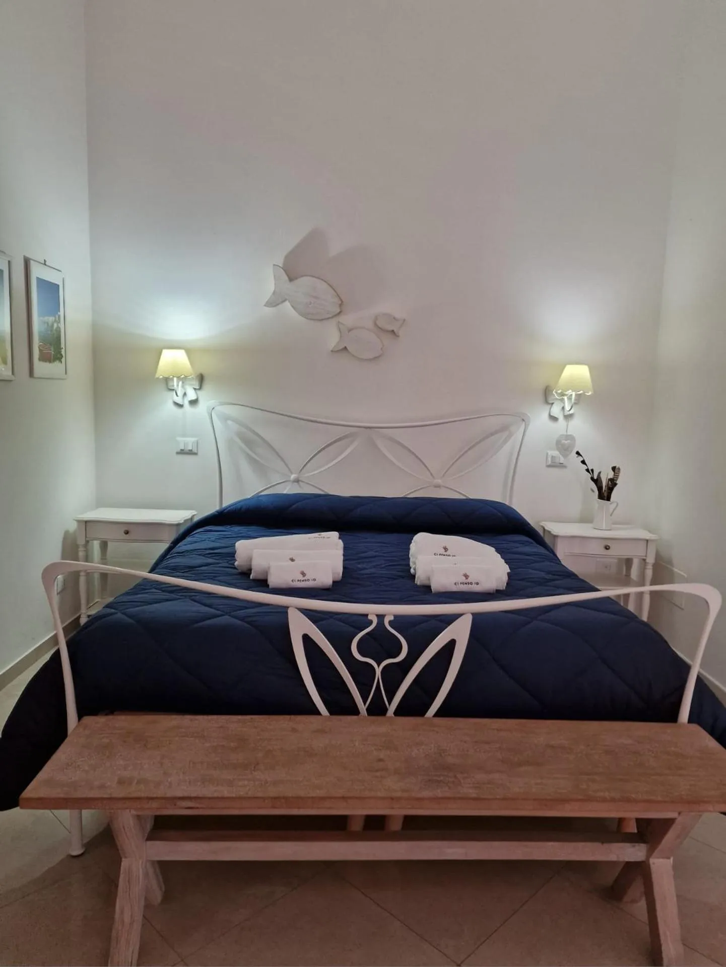 Decorative detail, Bed in White Suite Polignano 08