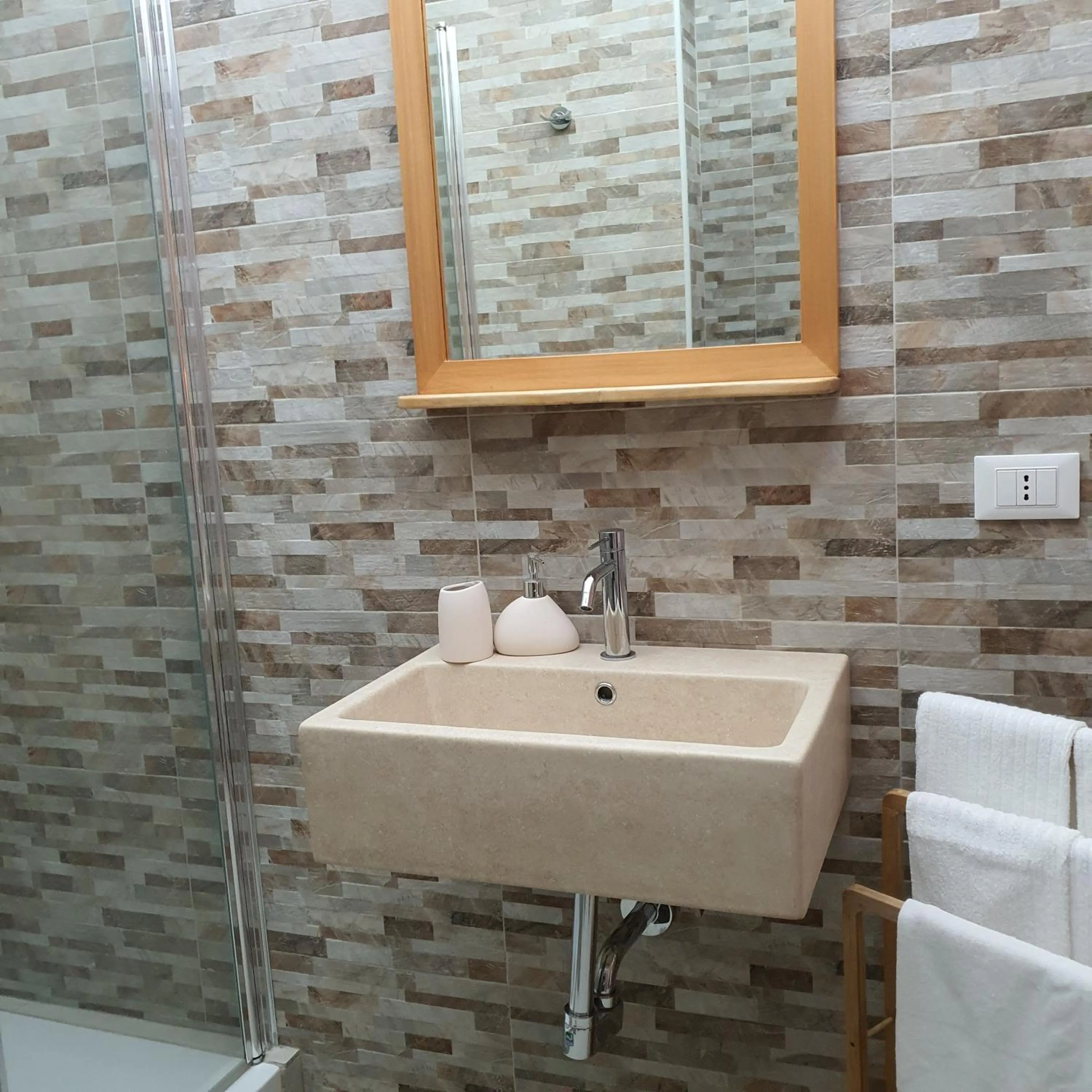 Bathroom in White Suite Polignano 08