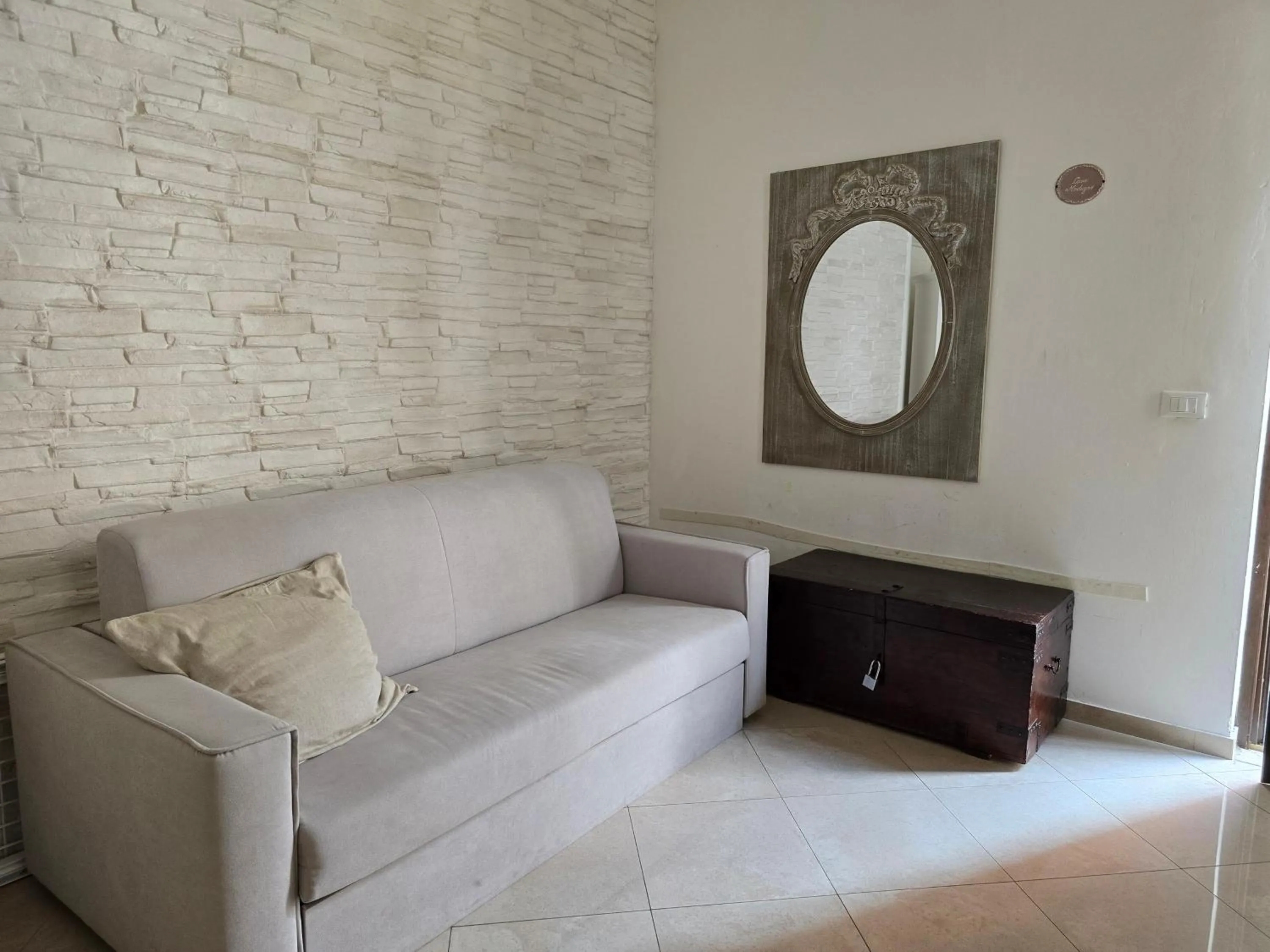 Living room in White Suite Polignano 08