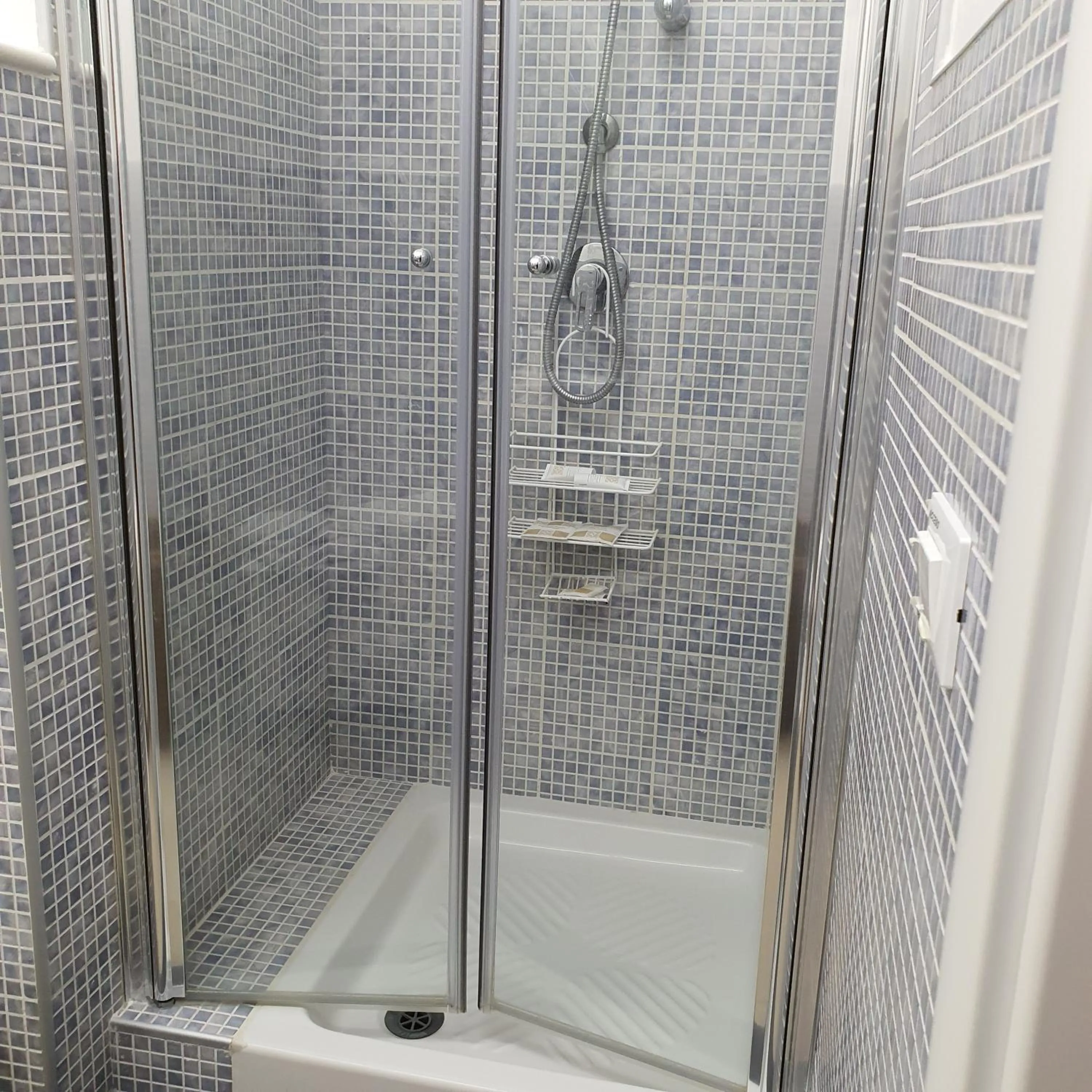 Shower in White Suite Polignano 08