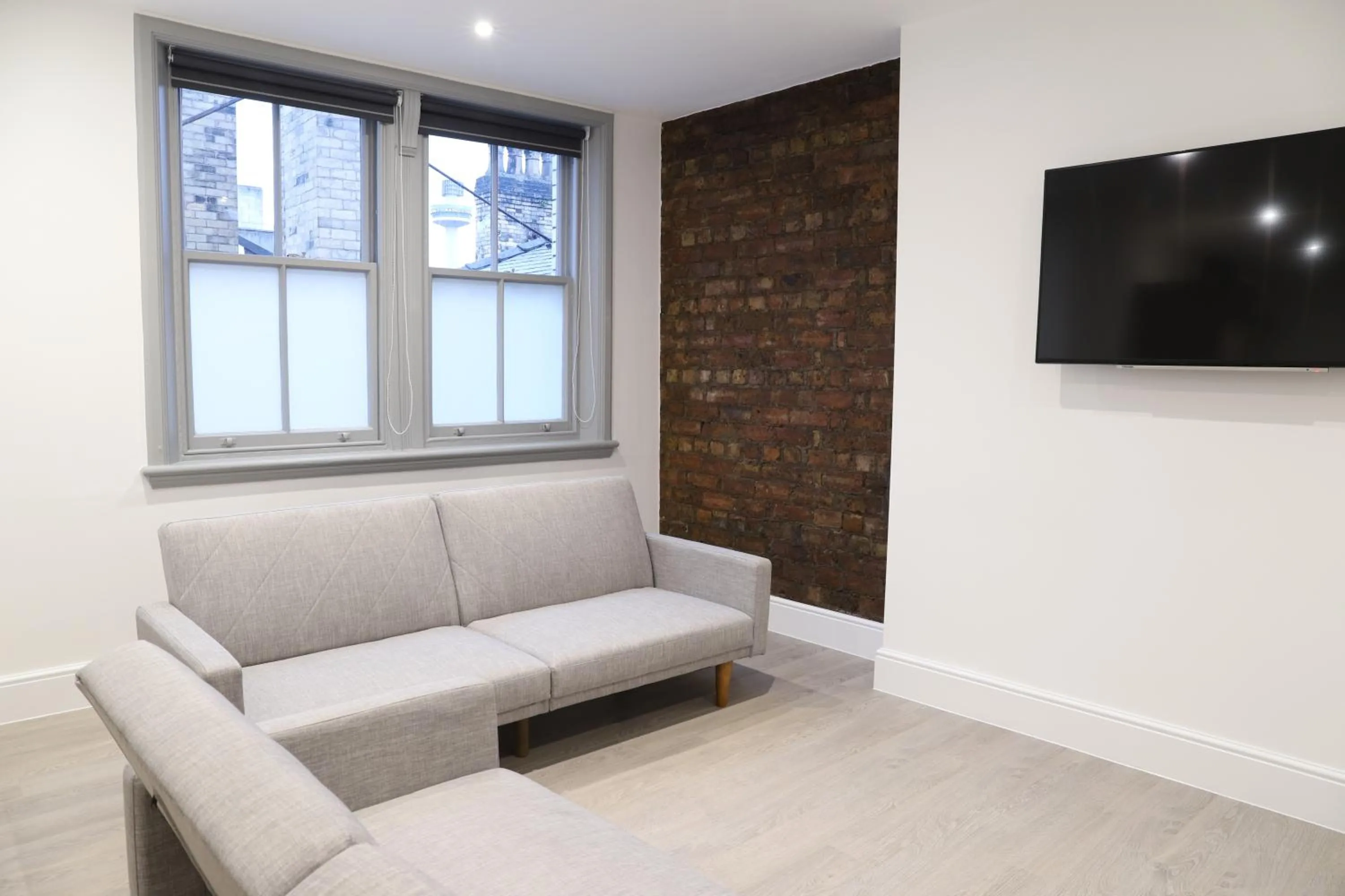 TV and multimedia in 16 Queen Avenue Collection by Happy Days