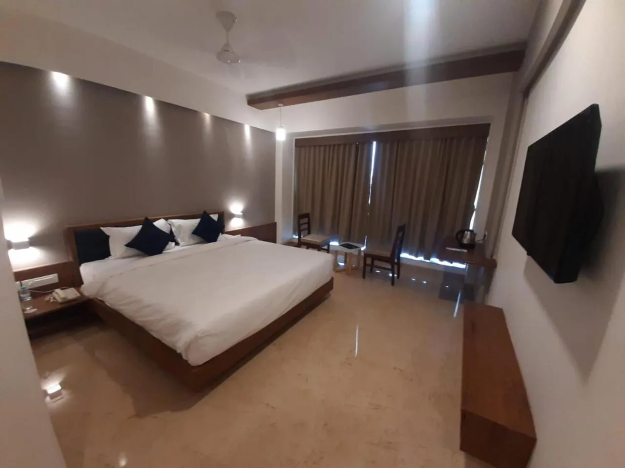 Photo of the whole room, Bed in VITS The Somnath Gateway