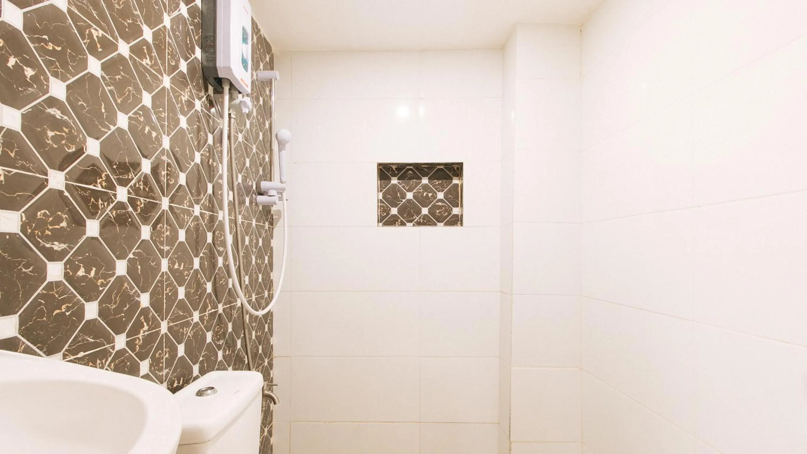 Shower in RedDoorz @ PIY Margal Sampaloc Manila