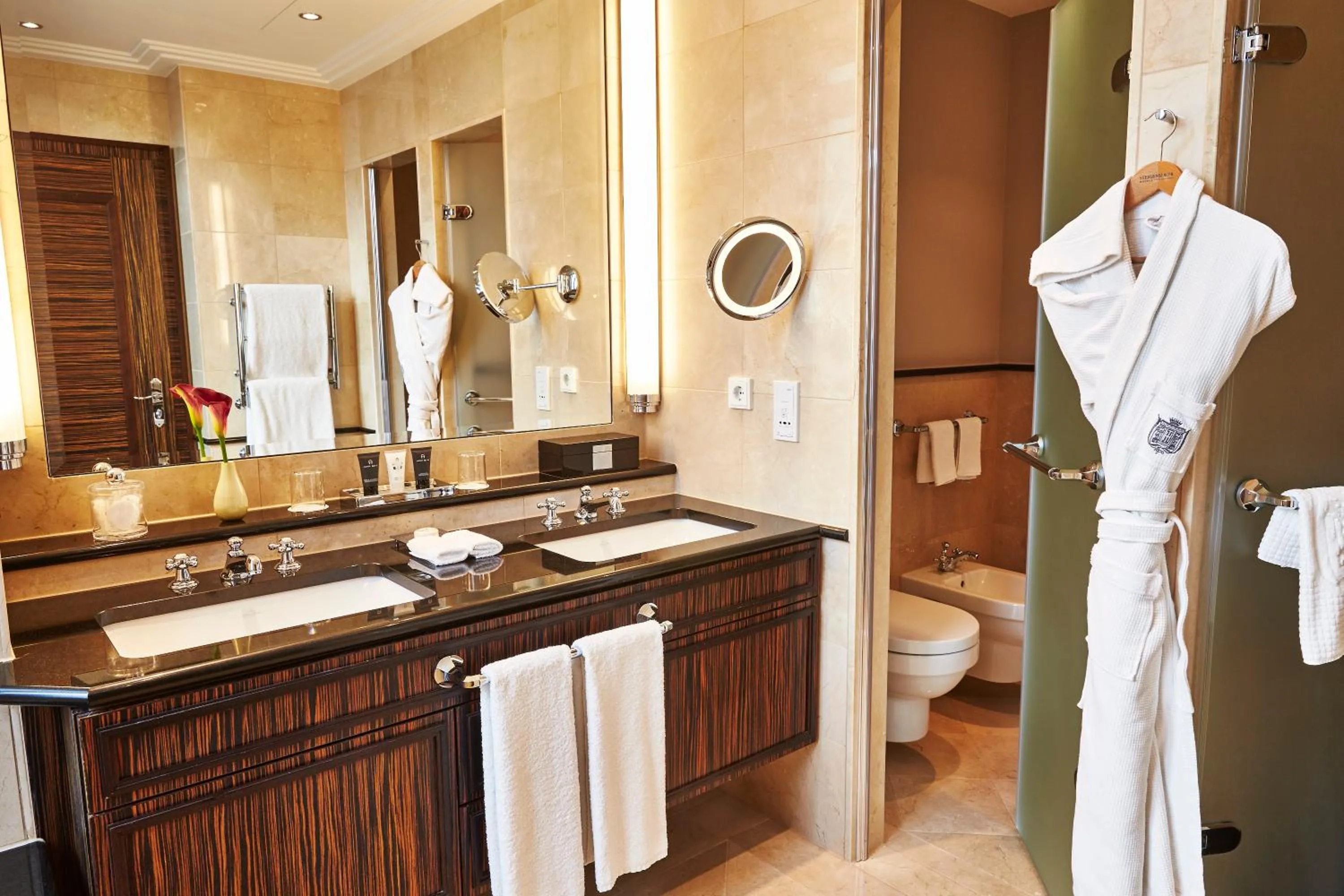 Bathroom in Steigenberger Icon Frankfurter Hof