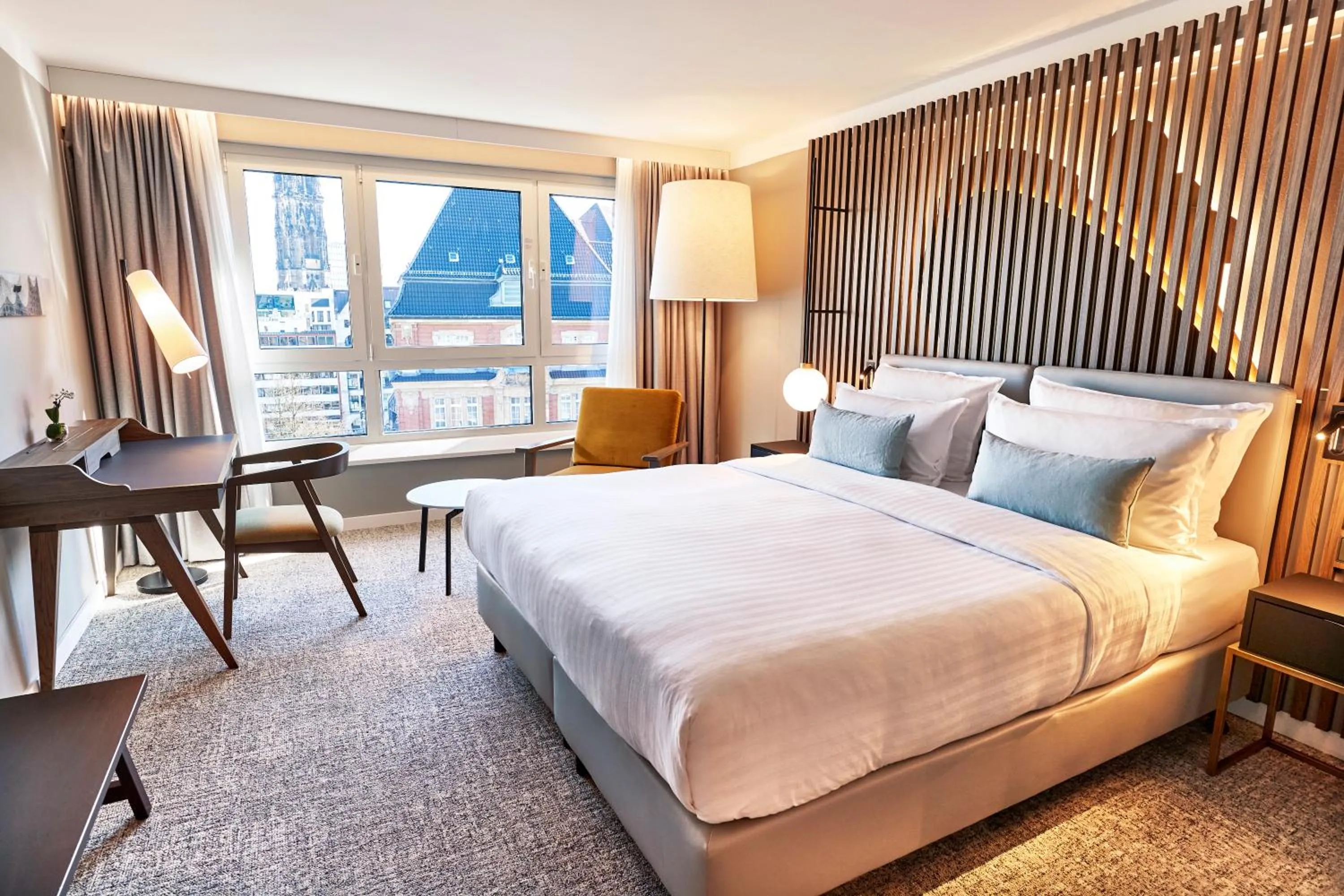 Photo of the whole room, Bed in Steigenberger Hotel Hamburg