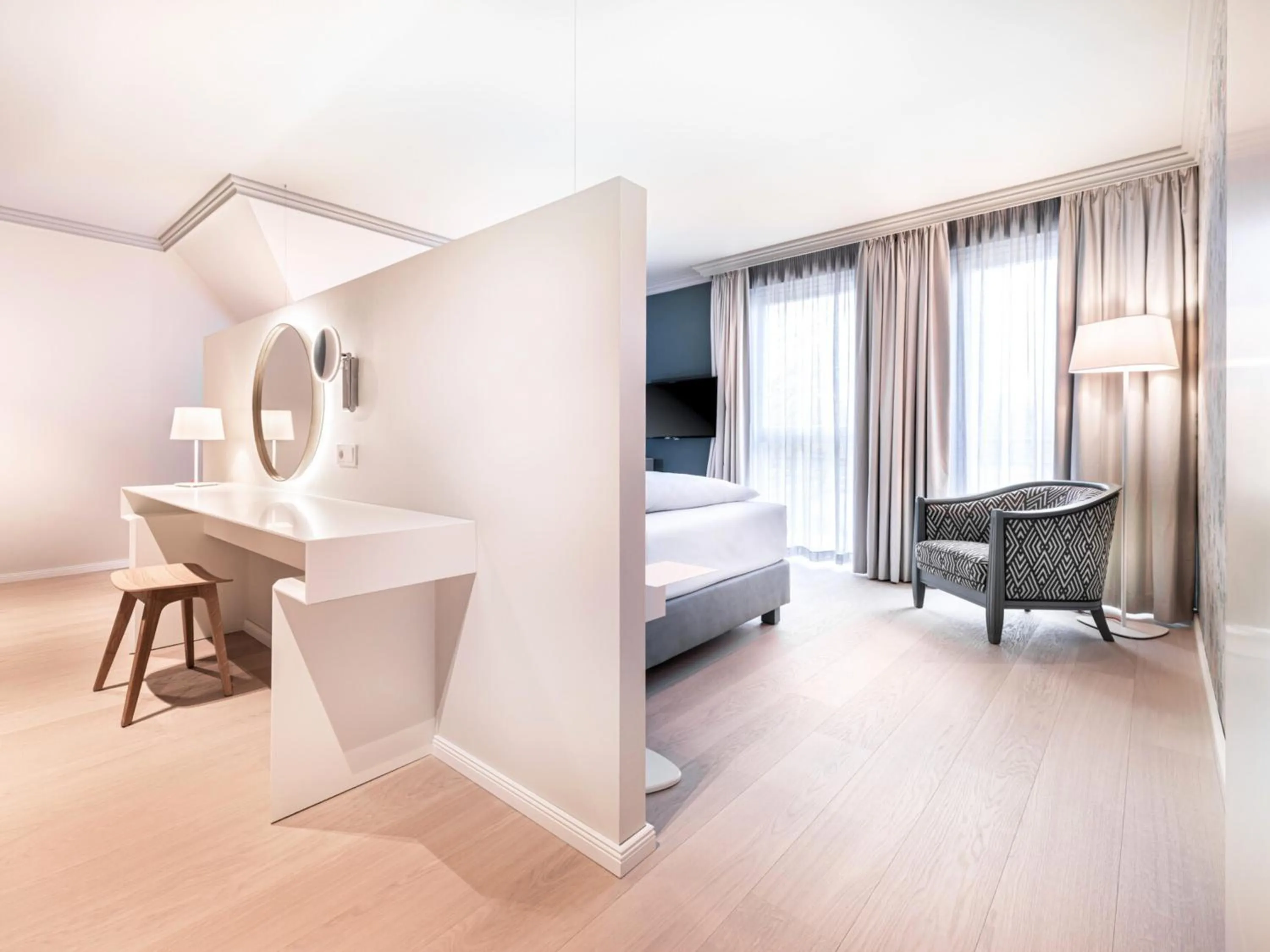 Photo of the whole room, Bed in Steigenberger Hotel Treudelberg Hamburg