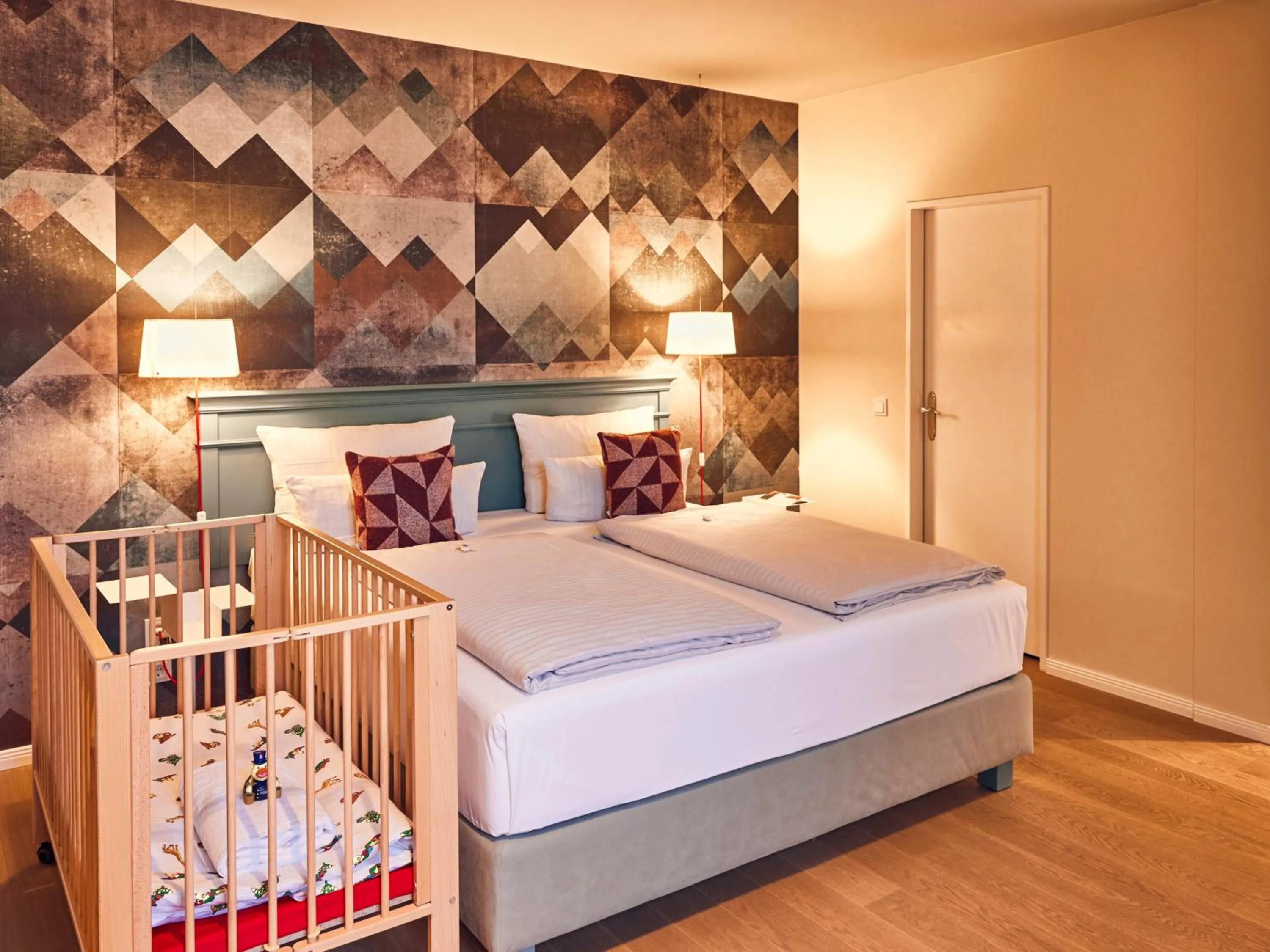 cot, Bed in Steigenberger Hotel Treudelberg Hamburg