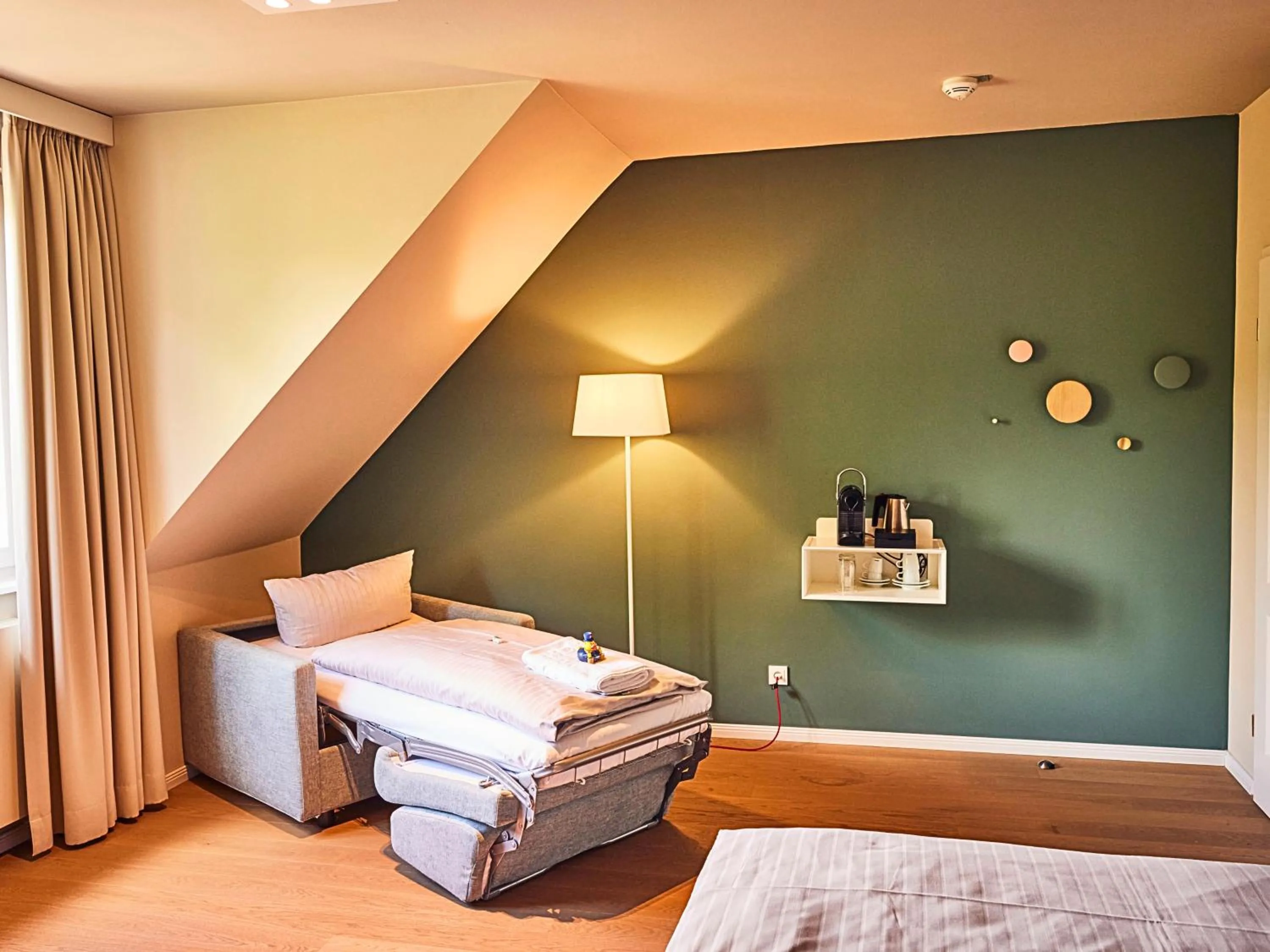 Photo of the whole room, Bed in Steigenberger Hotel Treudelberg Hamburg