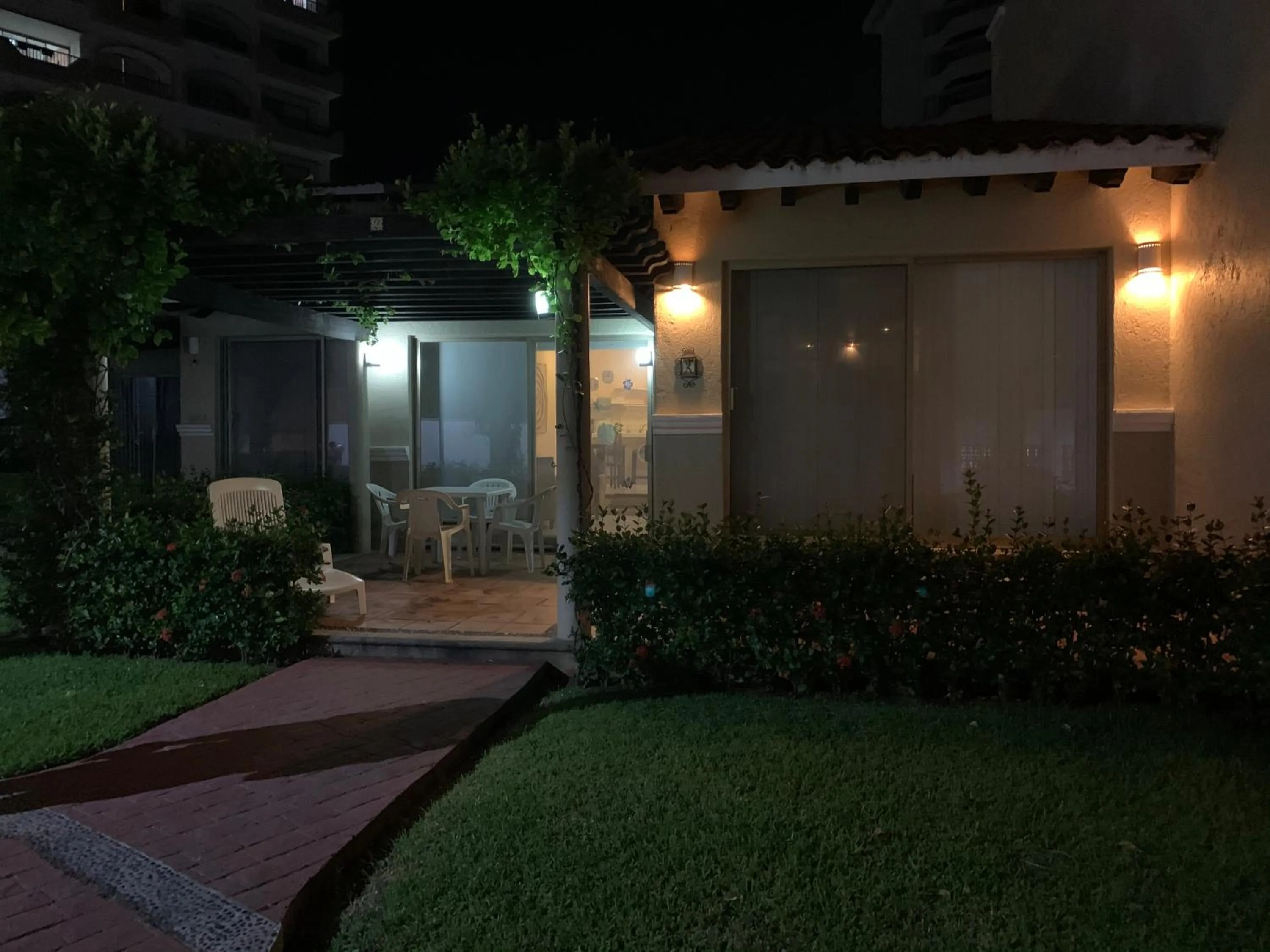 HAB PTa B ÁREA DE VILLAS DENTRO DEL HOTEL Junto al Krystal EN IXTAPA WIFI 2A 1M Con playa