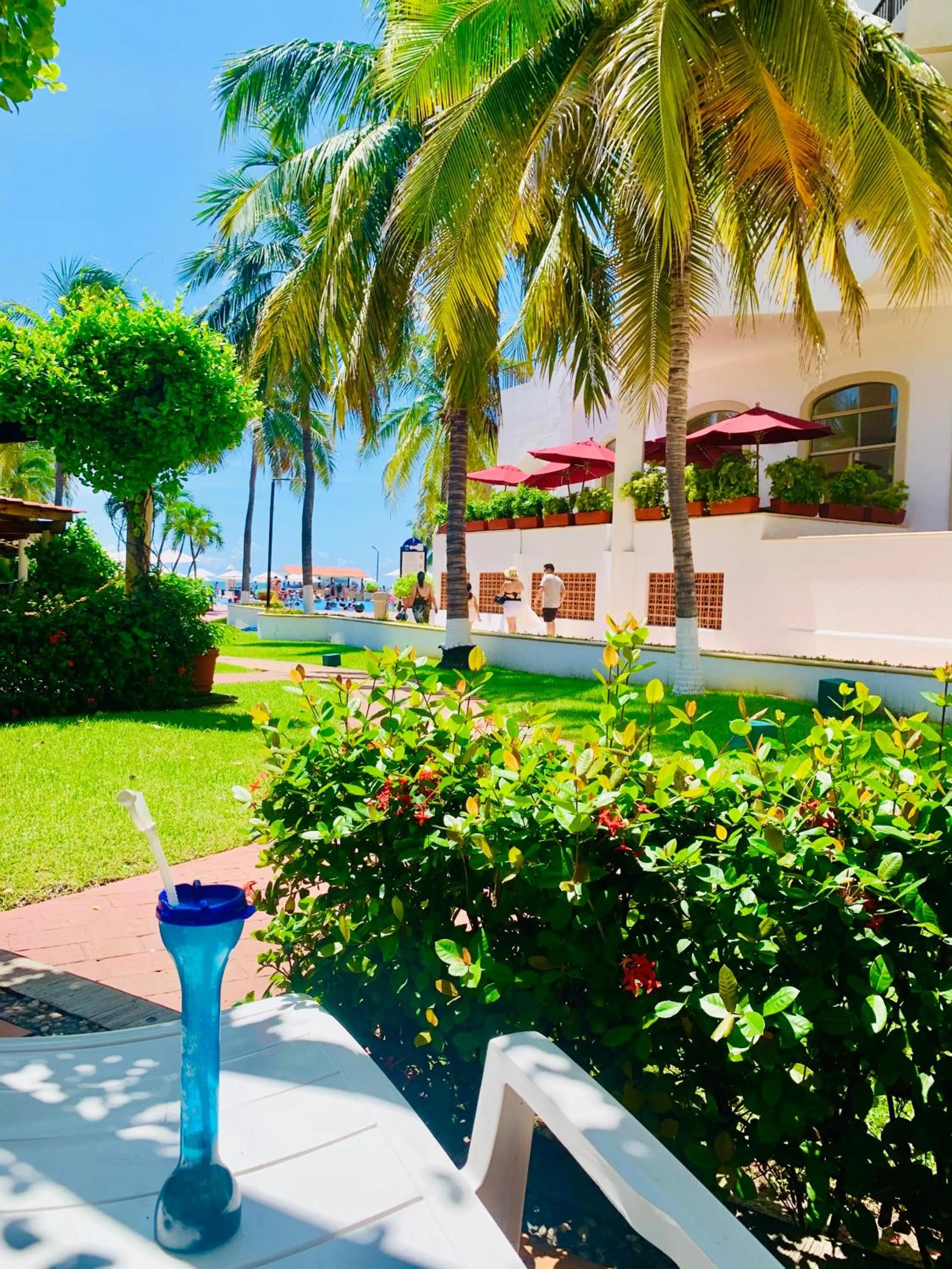 HAB PTa B ÁREA DE VILLAS DENTRO DEL HOTEL Junto al Krystal EN IXTAPA WIFI 2A 1M Con playa