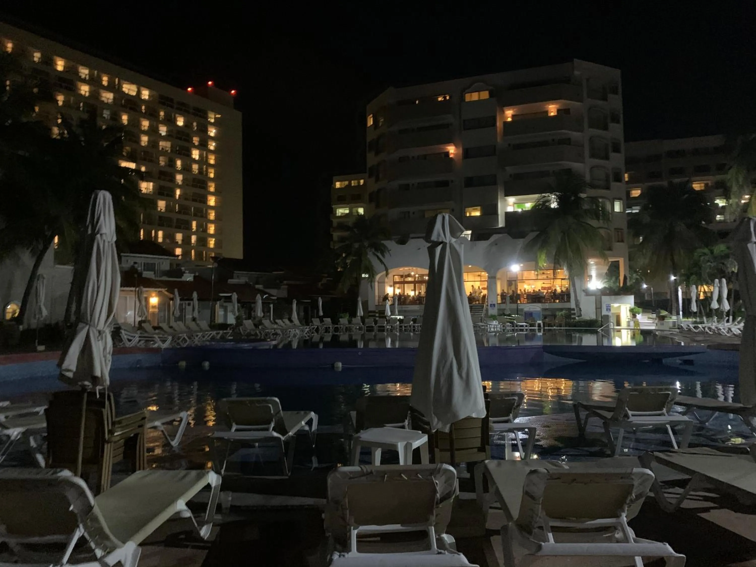 HAB PTa B ÁREA DE VILLAS DENTRO DEL HOTEL Junto al Krystal EN IXTAPA WIFI 2A 1M Con playa