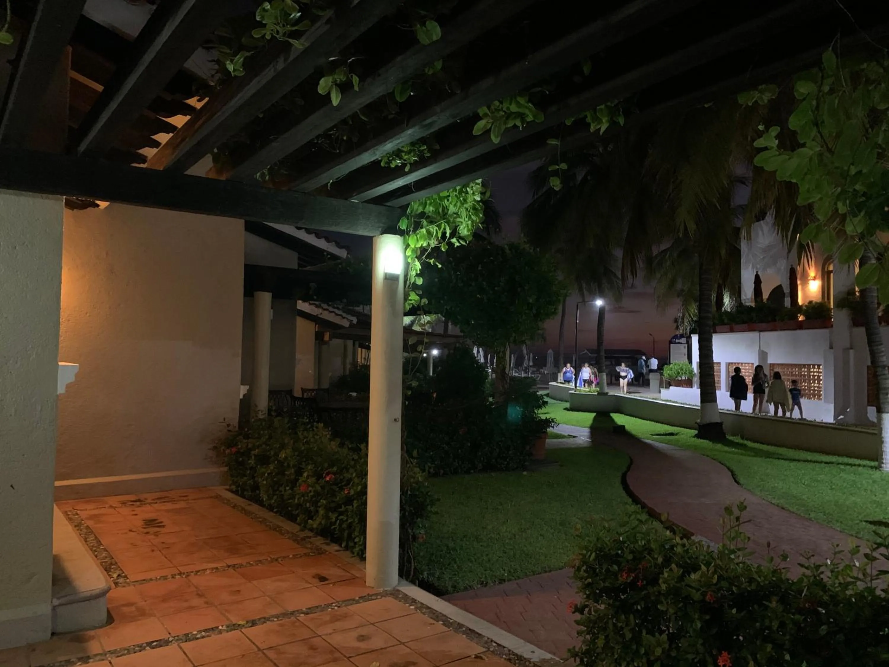 HAB PTa B ÁREA DE VILLAS DENTRO DEL HOTEL Junto al Krystal EN IXTAPA WIFI 2A 1M Con playa