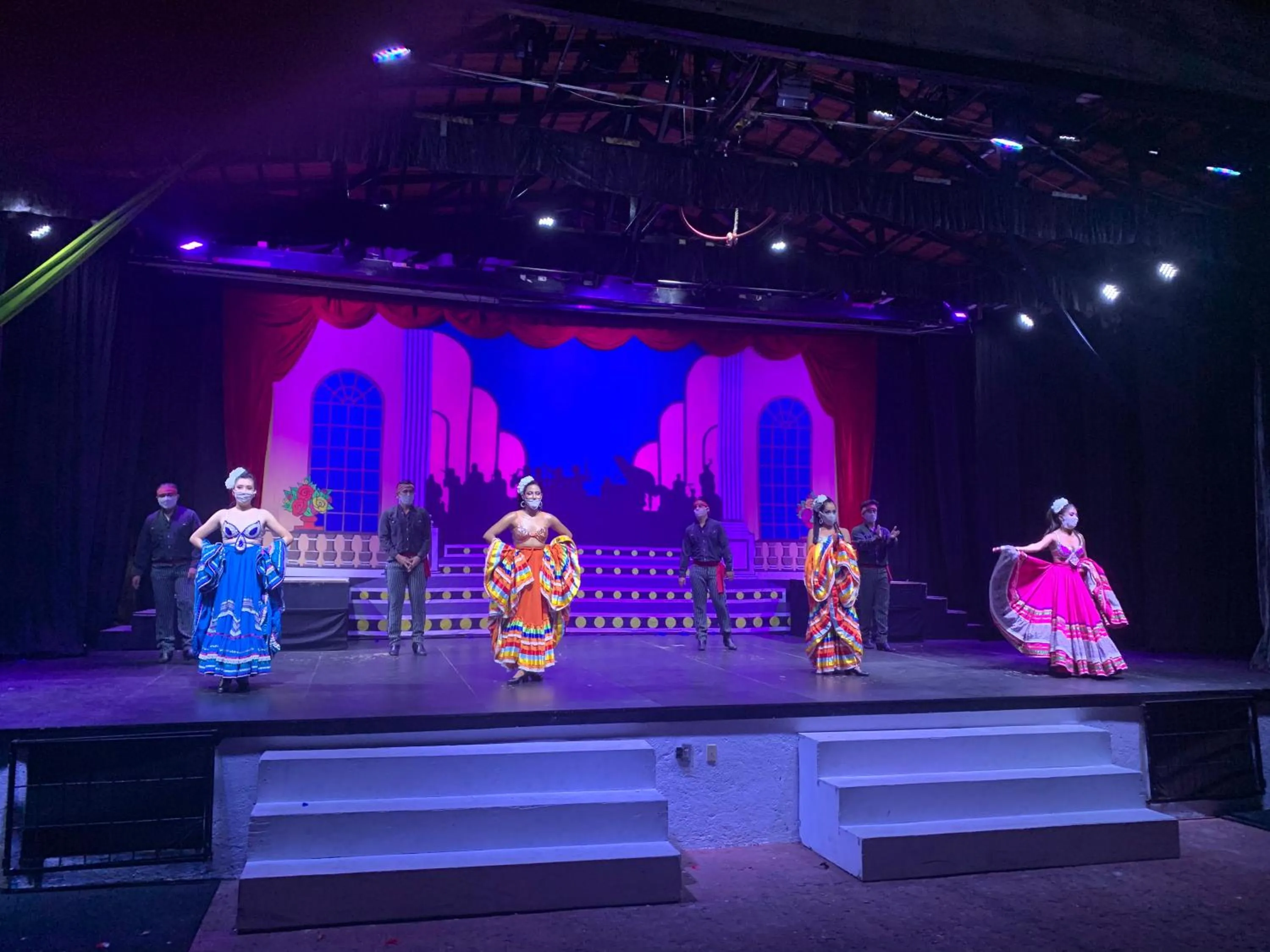 Evening entertainment in VILLA PARA 5P 4A 1M dentro del Hotel a un lado del Krystal IXTAPA Con Playa WiFi