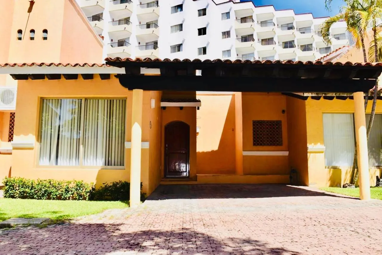 Other in VILLA PARA 5P 4A 1M dentro del Hotel a un lado del Krystal IXTAPA Con Playa WiFi