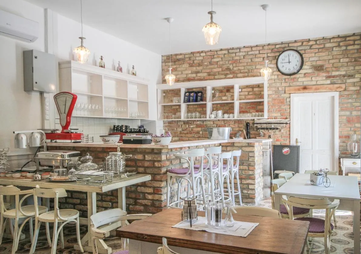 Restaurant/places to eat in Villa Bella