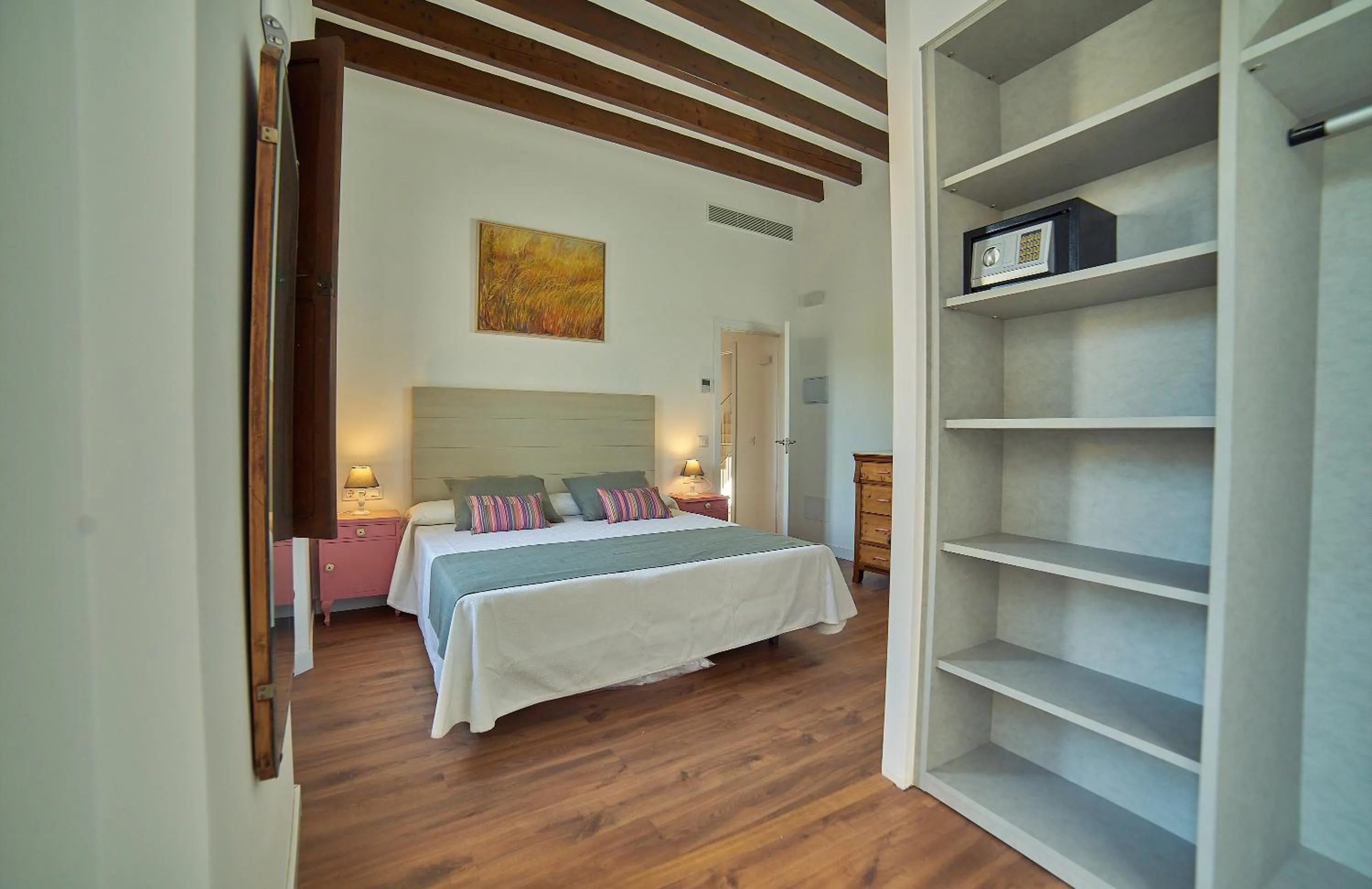 Photo of the whole room, Bed in Vila Alaró TI