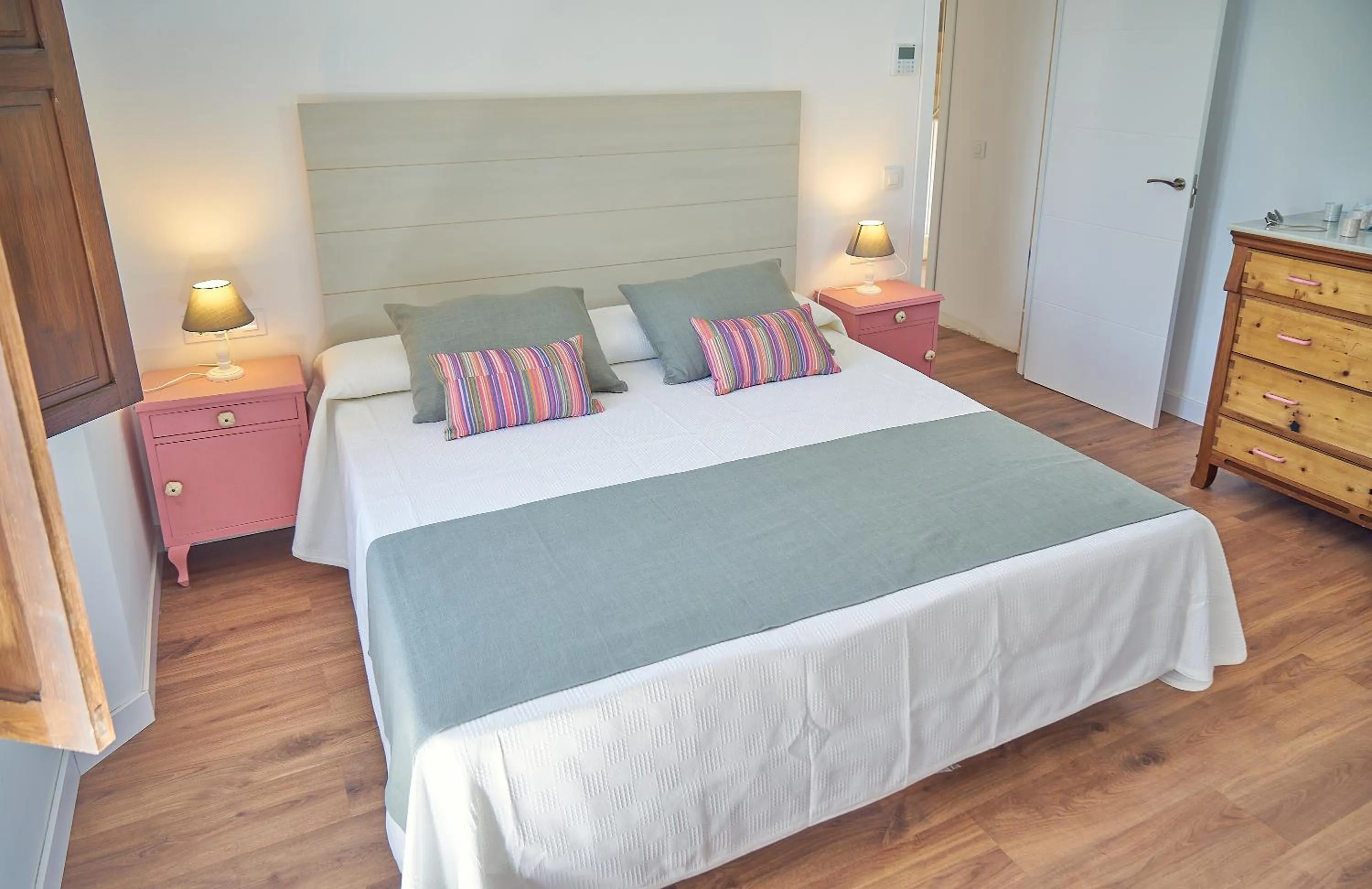 Photo of the whole room, Bed in Vila Alaró TI