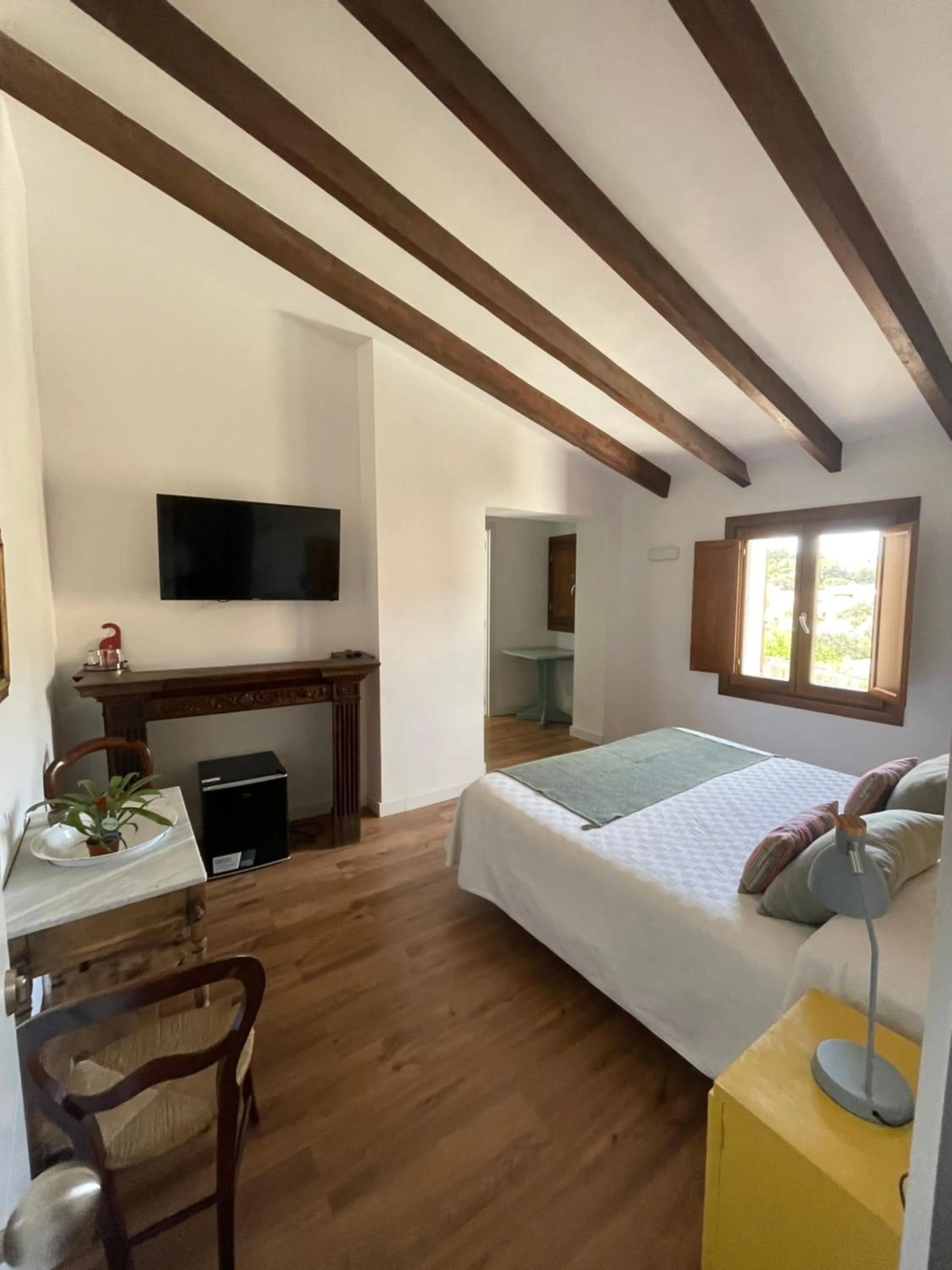 Photo of the whole room, Bed in Vila Alaró TI