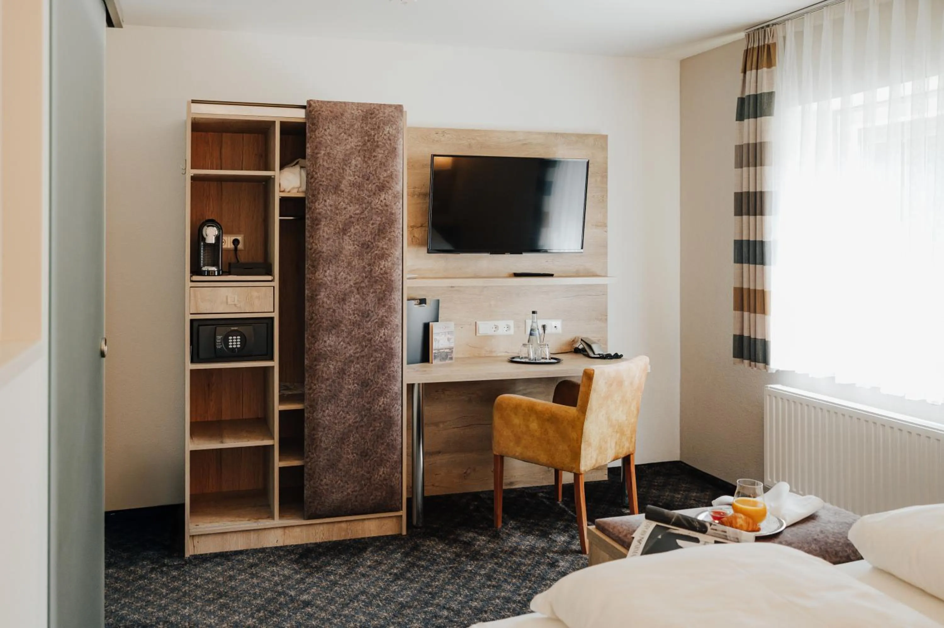 Photo of the whole room, Bed in Landgasthof & Hotel zur Rose Berg