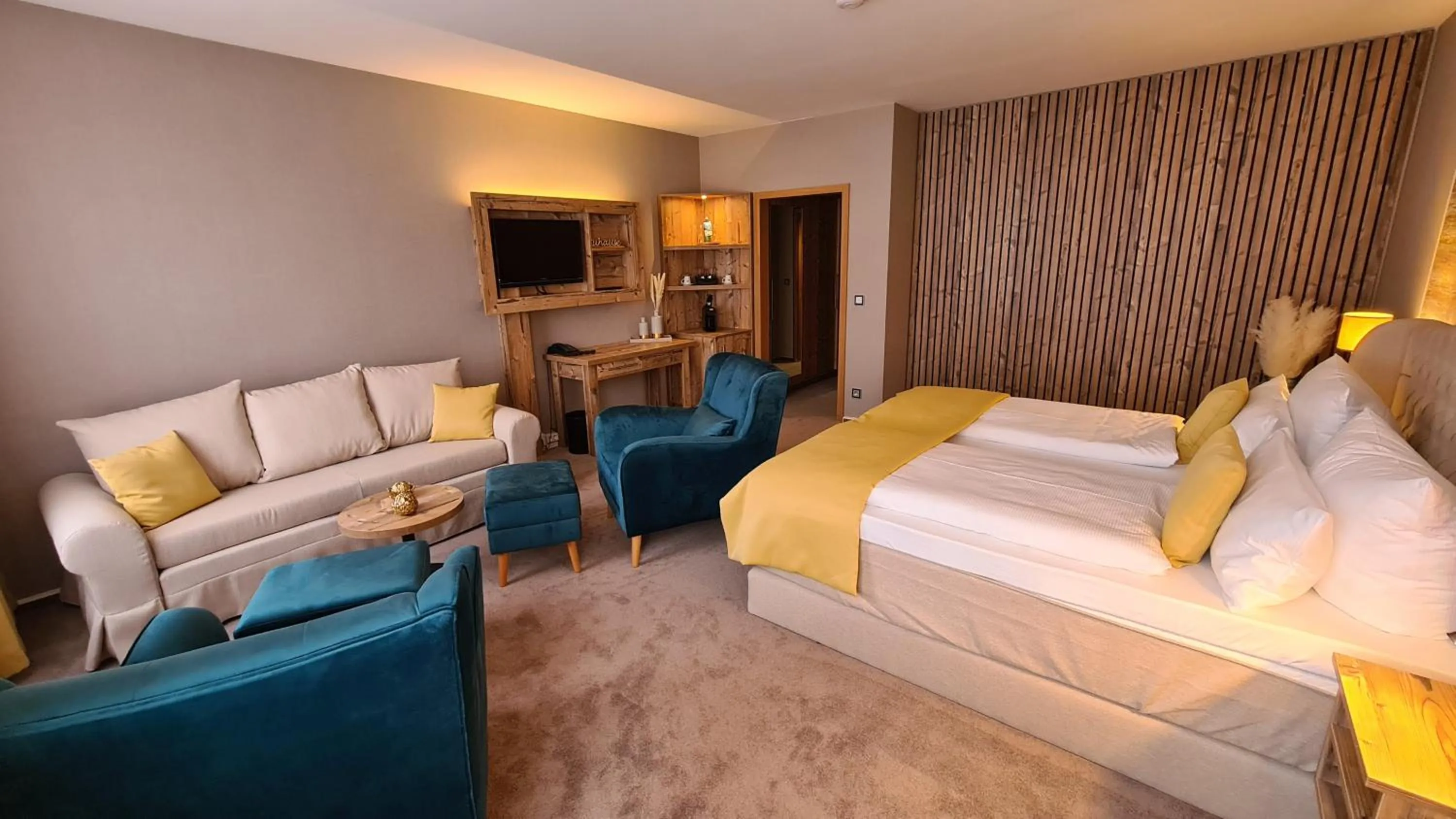 Photo of the whole room, Bed in Hotel Zum Leineweber