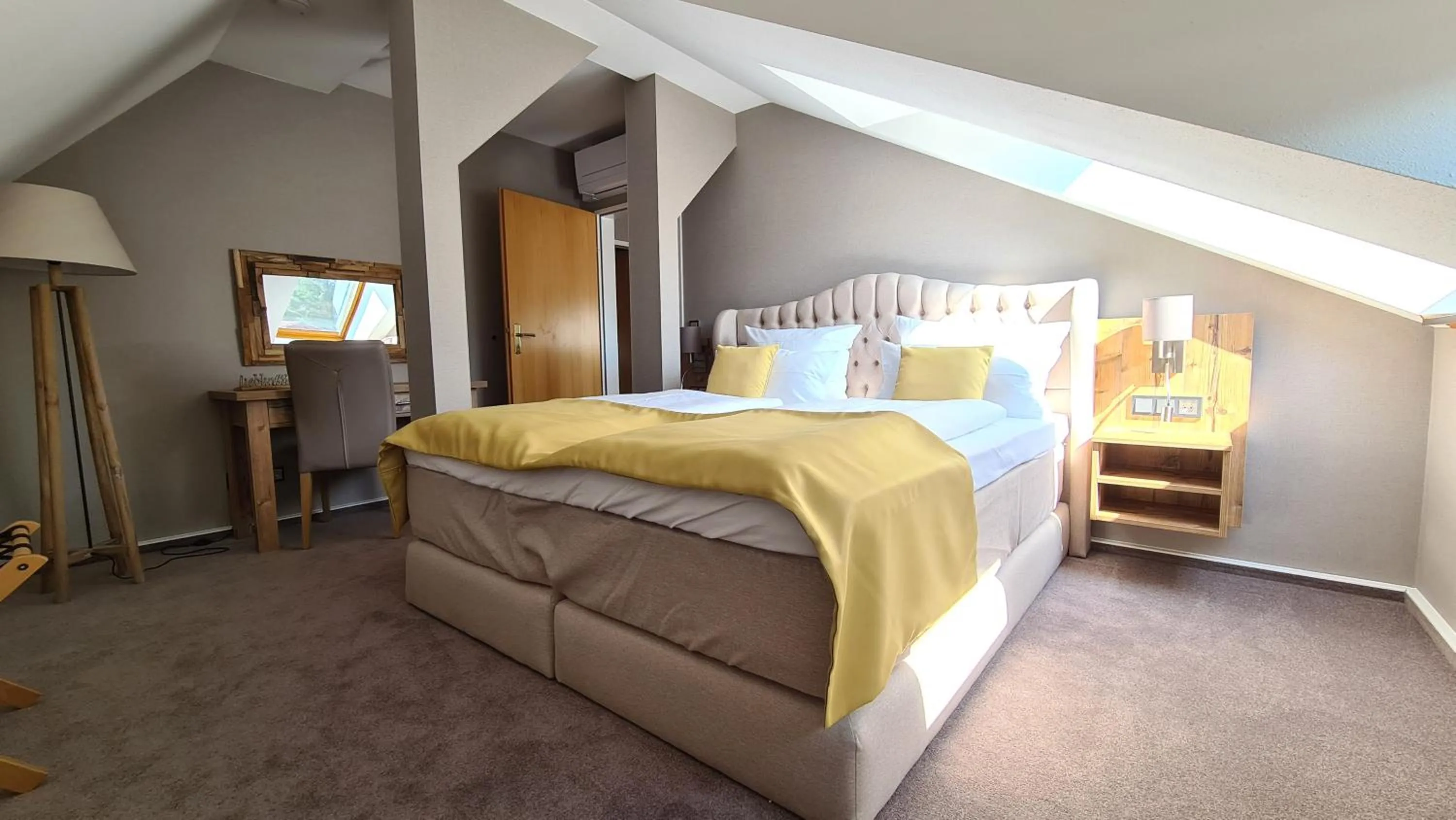 Bedroom, Bed in Hotel Zum Leineweber