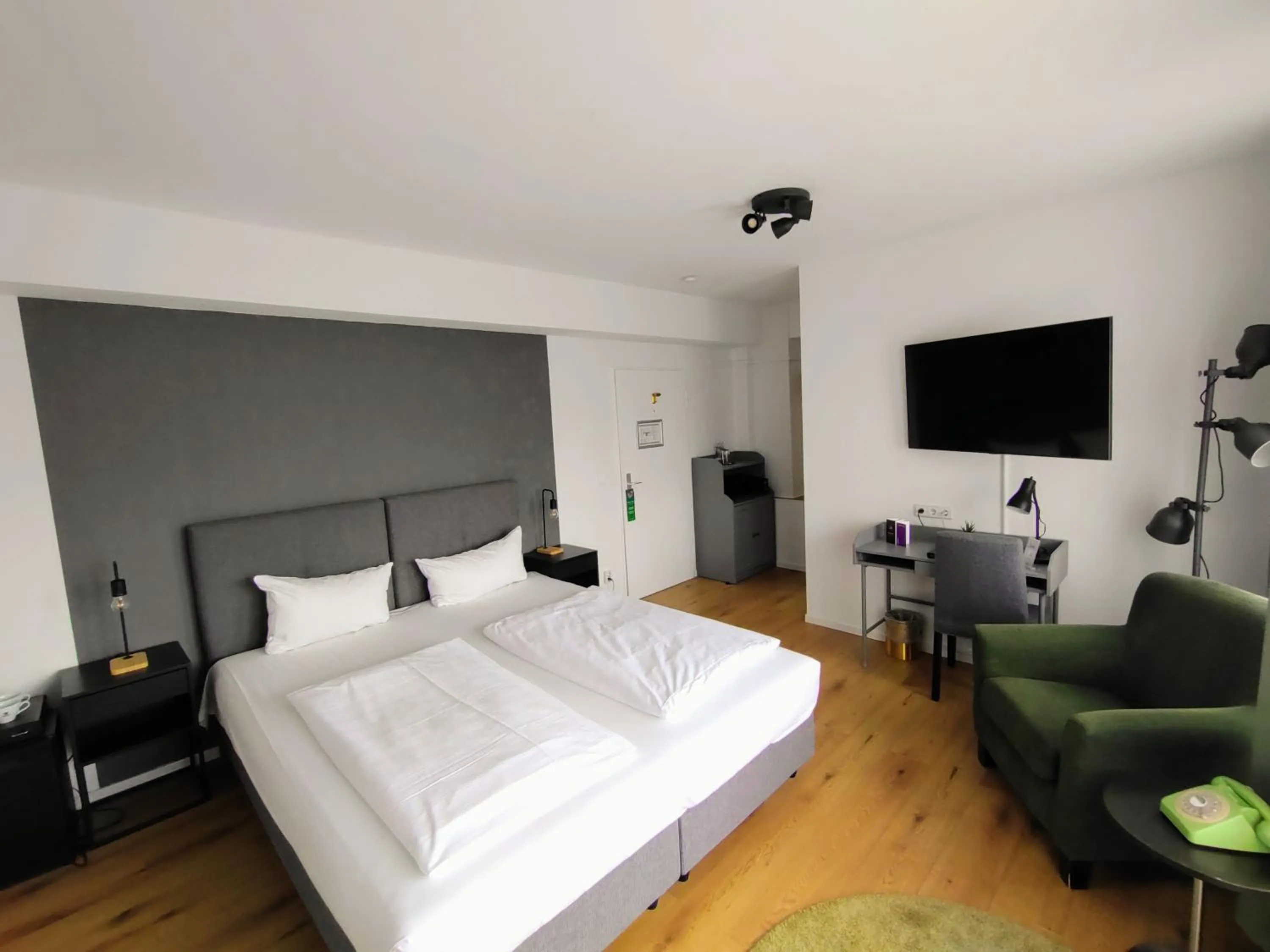 Photo of the whole room, Bed in Les Nations