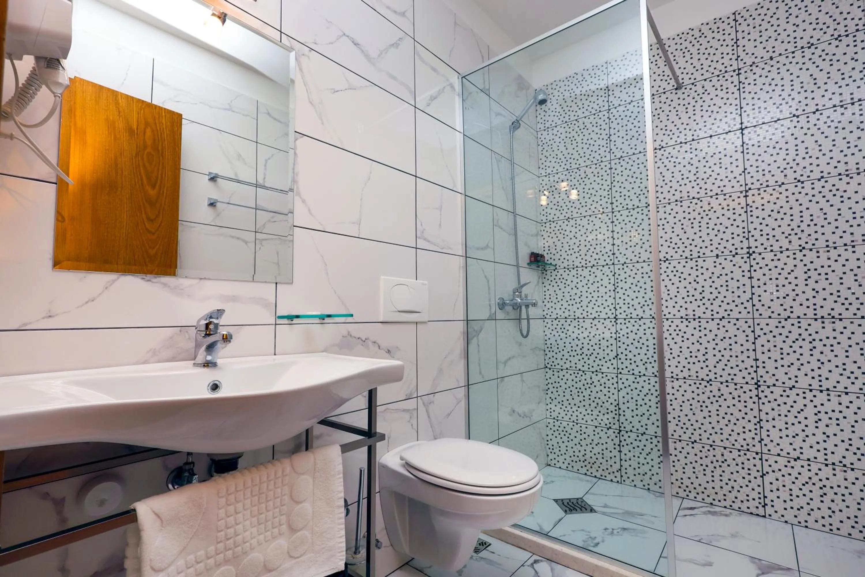 Shower in Hotel Republika Berat