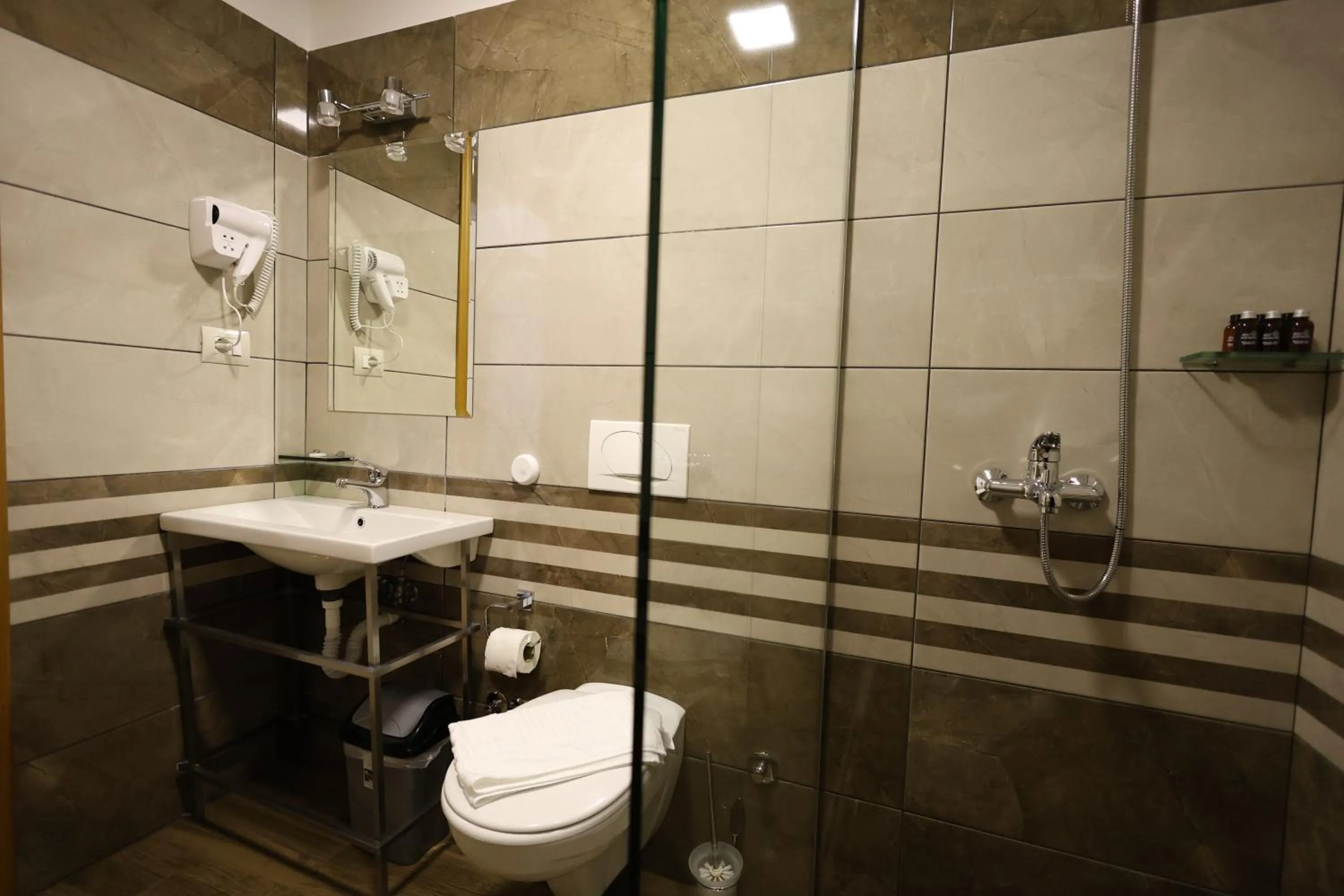 Shower in Hotel Republika Berat