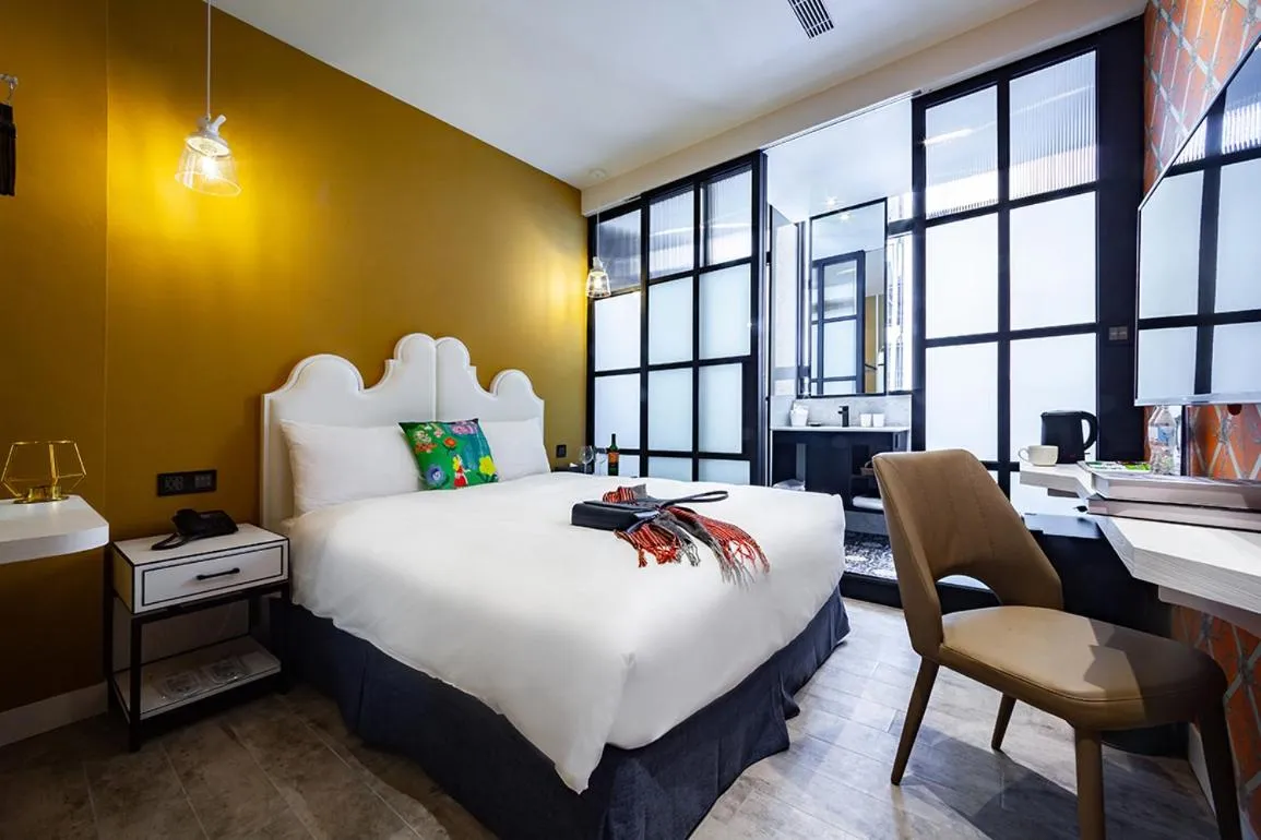 Shower, Bed in Norway Forest Travel hotel 3 Taichung