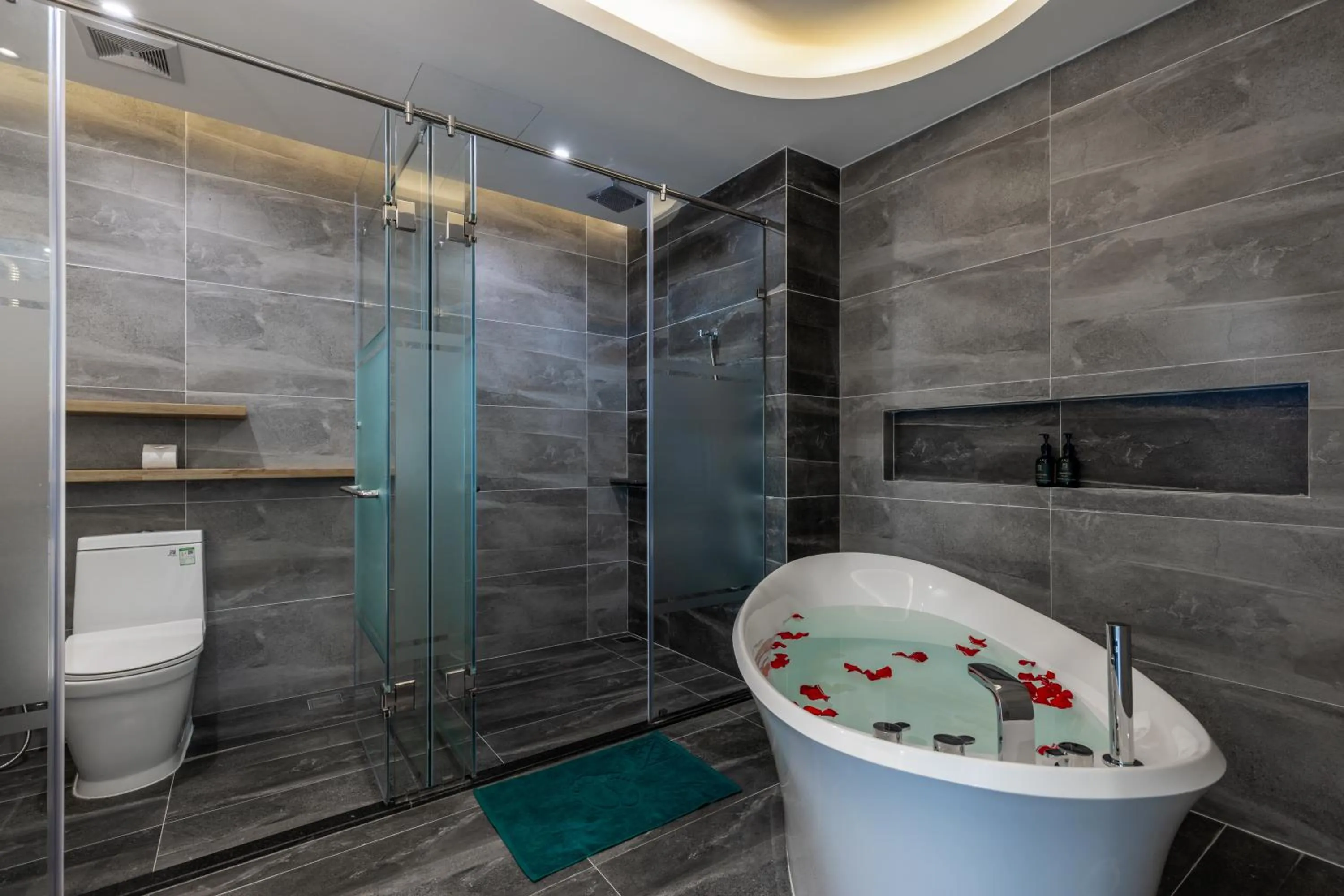 Bathroom in Chi House Danang Hotel and Apartment