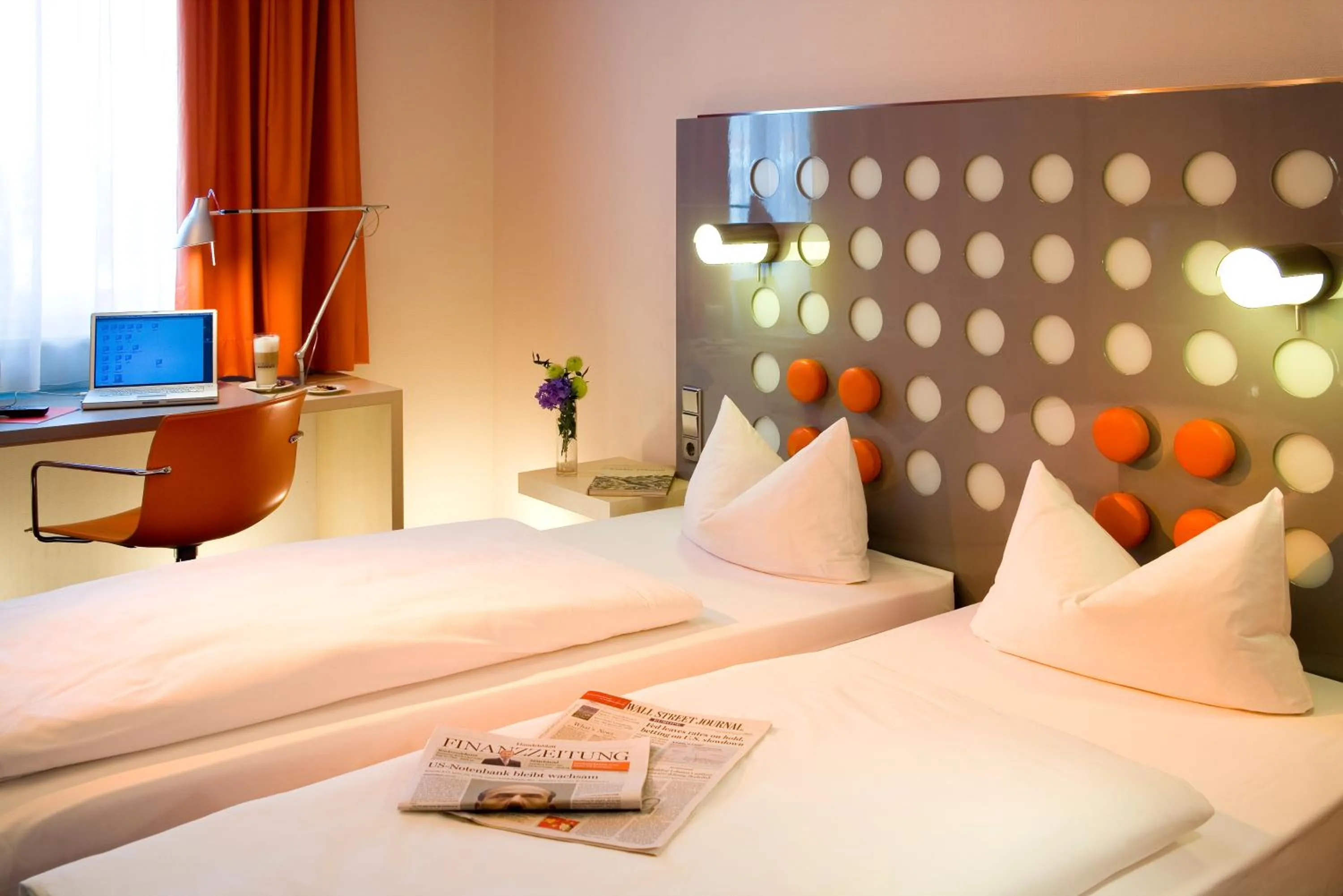 Photo of the whole room, Bed in Mercure Neu-Isenburg