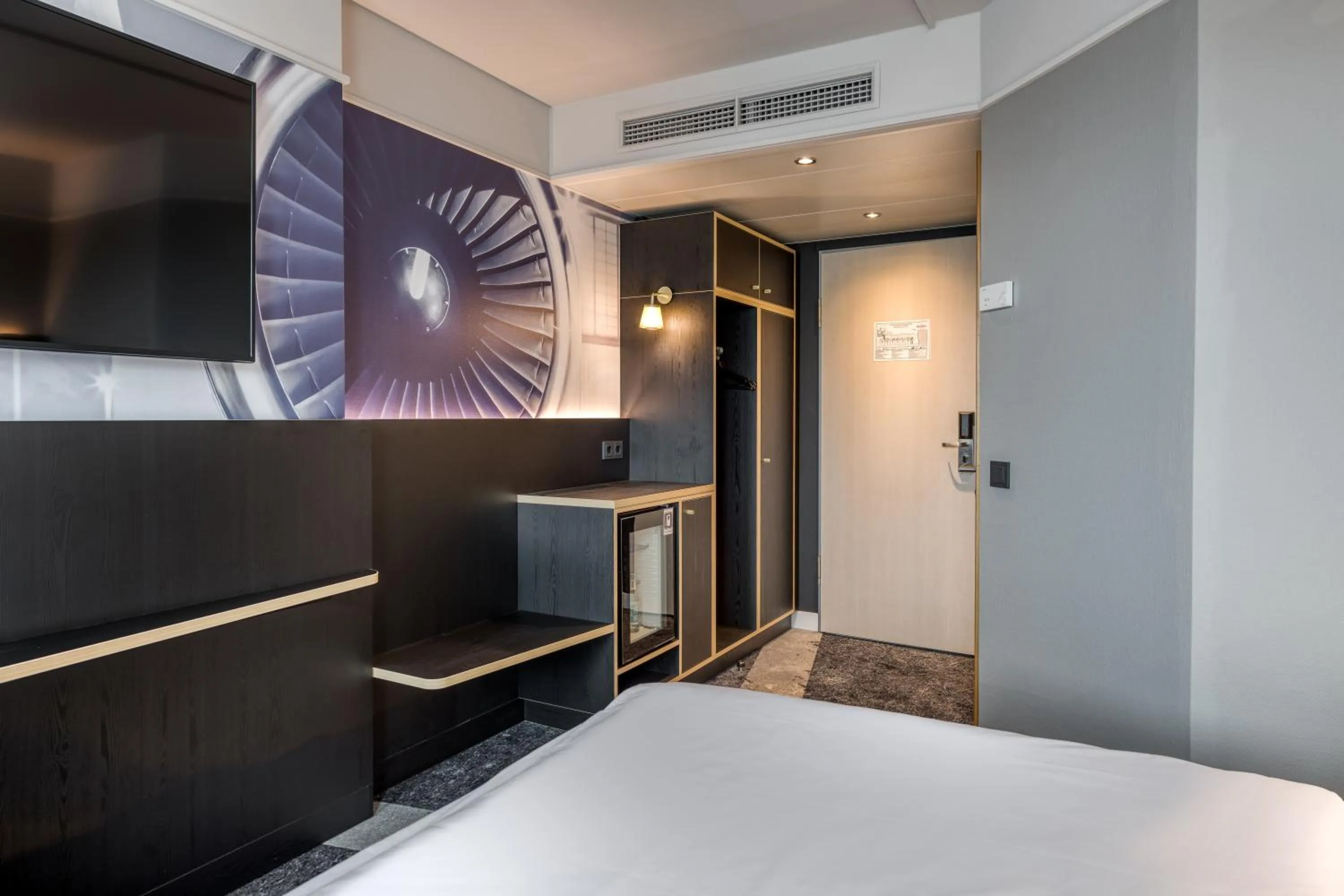 Photo of the whole room, Bed in Mercure Neu-Isenburg