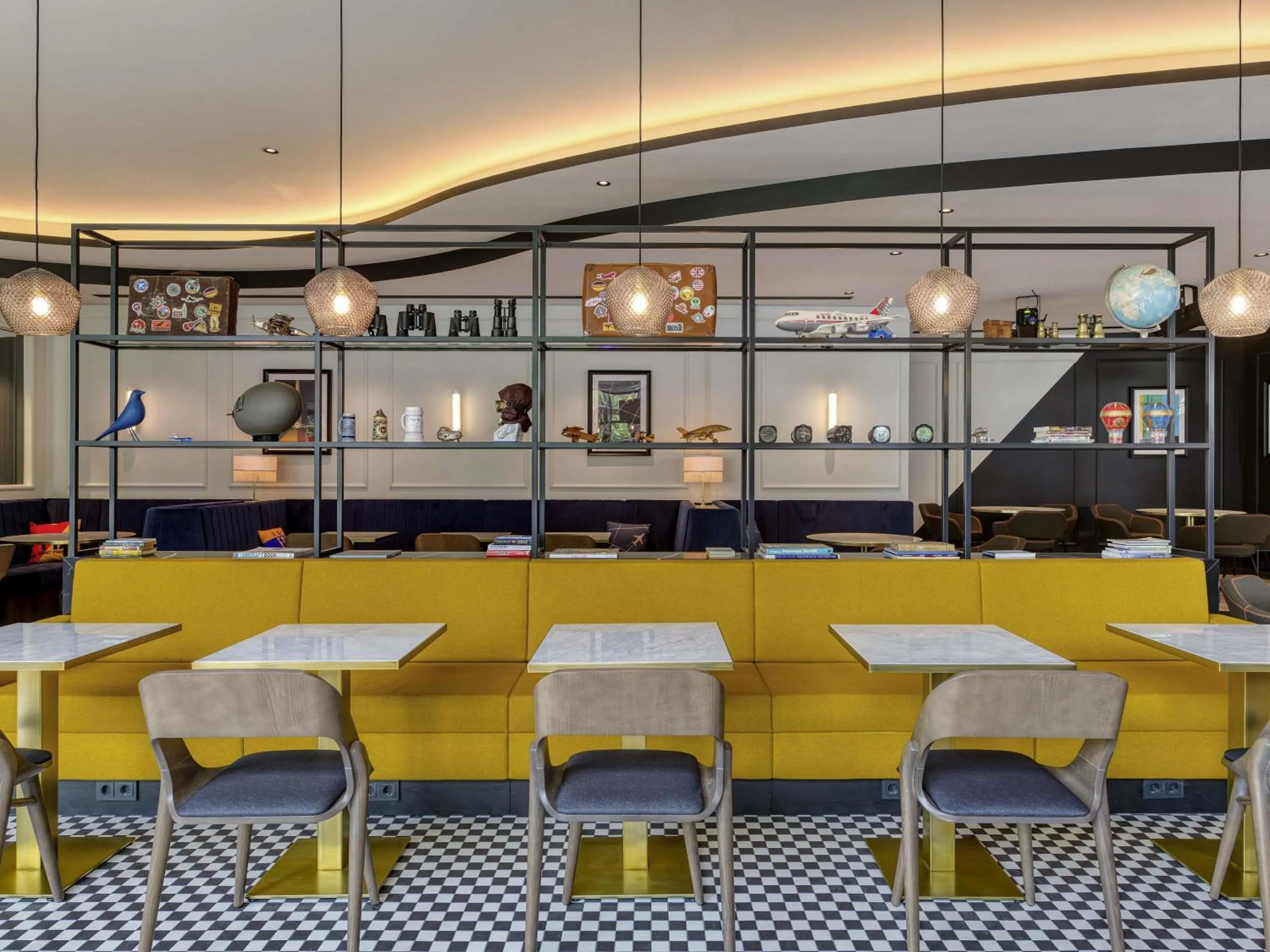 Lounge or bar in Mercure Neu-Isenburg