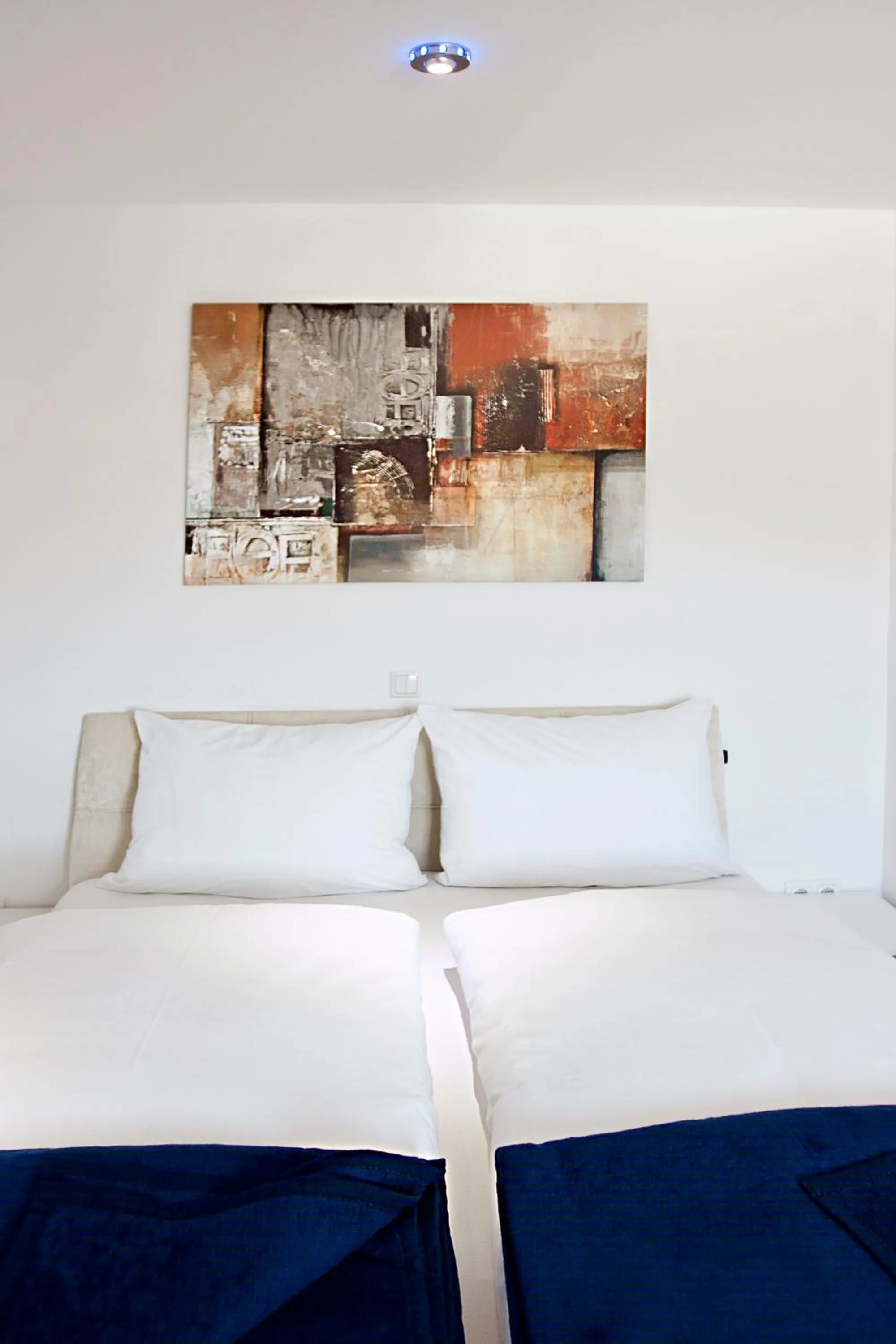 Bed in Hotel Garni Ammergauer Hof