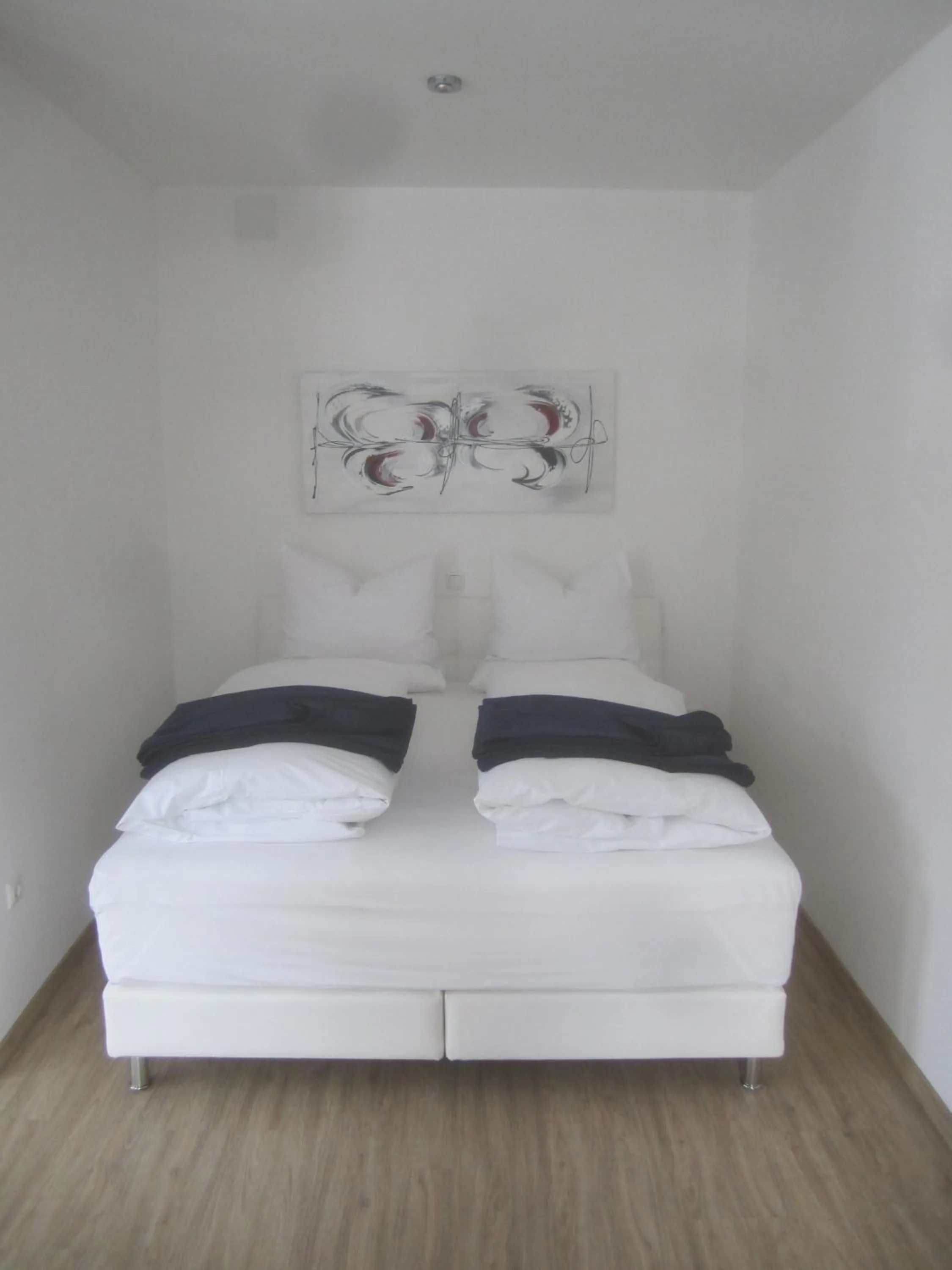 Bed in Hotel Garni Ammergauer Hof