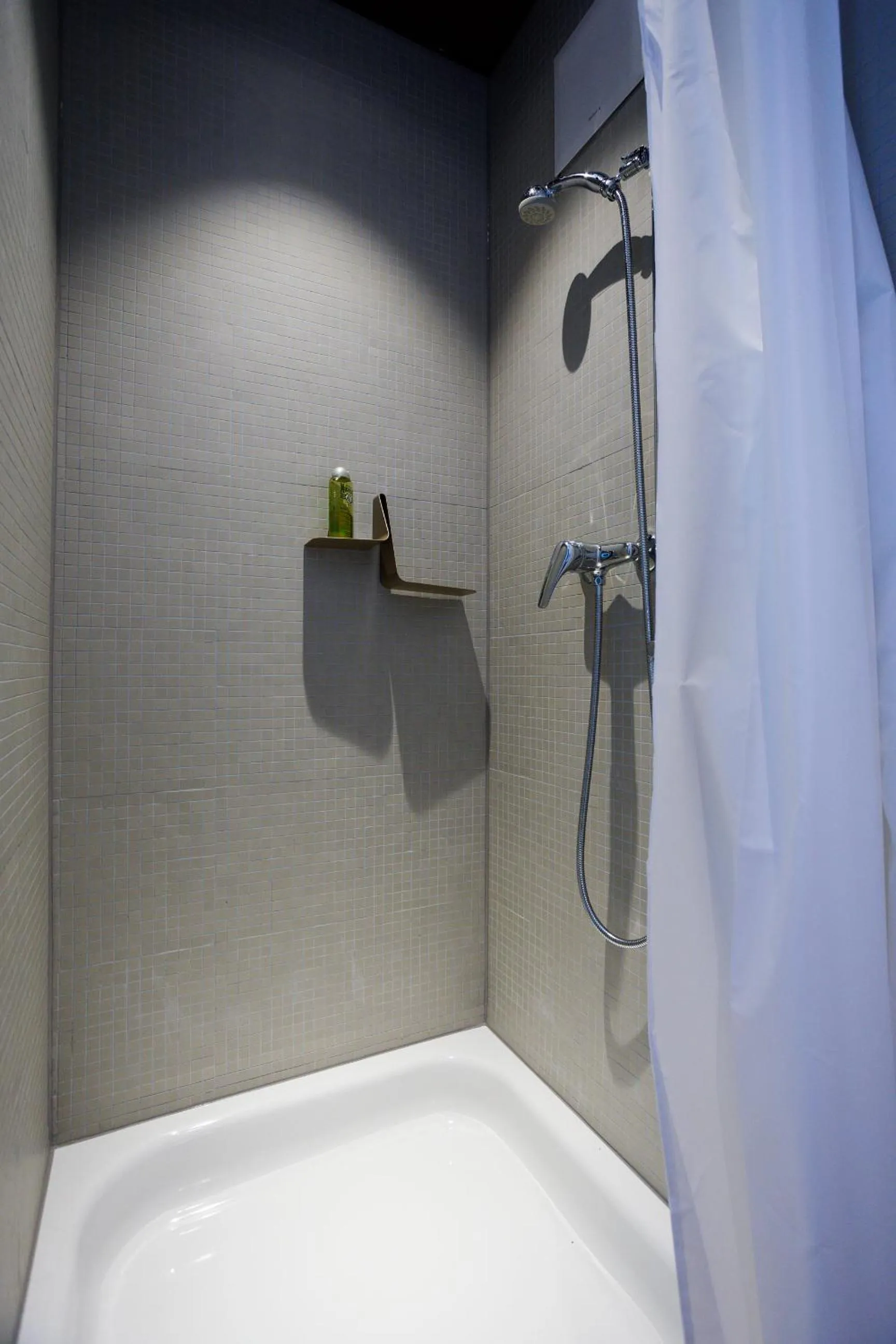 Shower in BnB Belle5