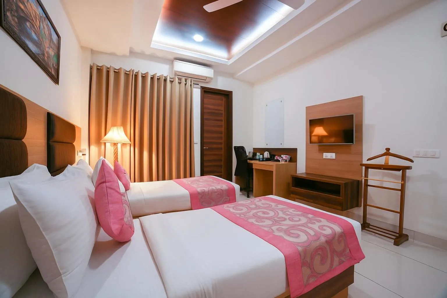 TV and multimedia, Bed in Hotel Grand Regency by JMD Group Near Delhi IGI Airport