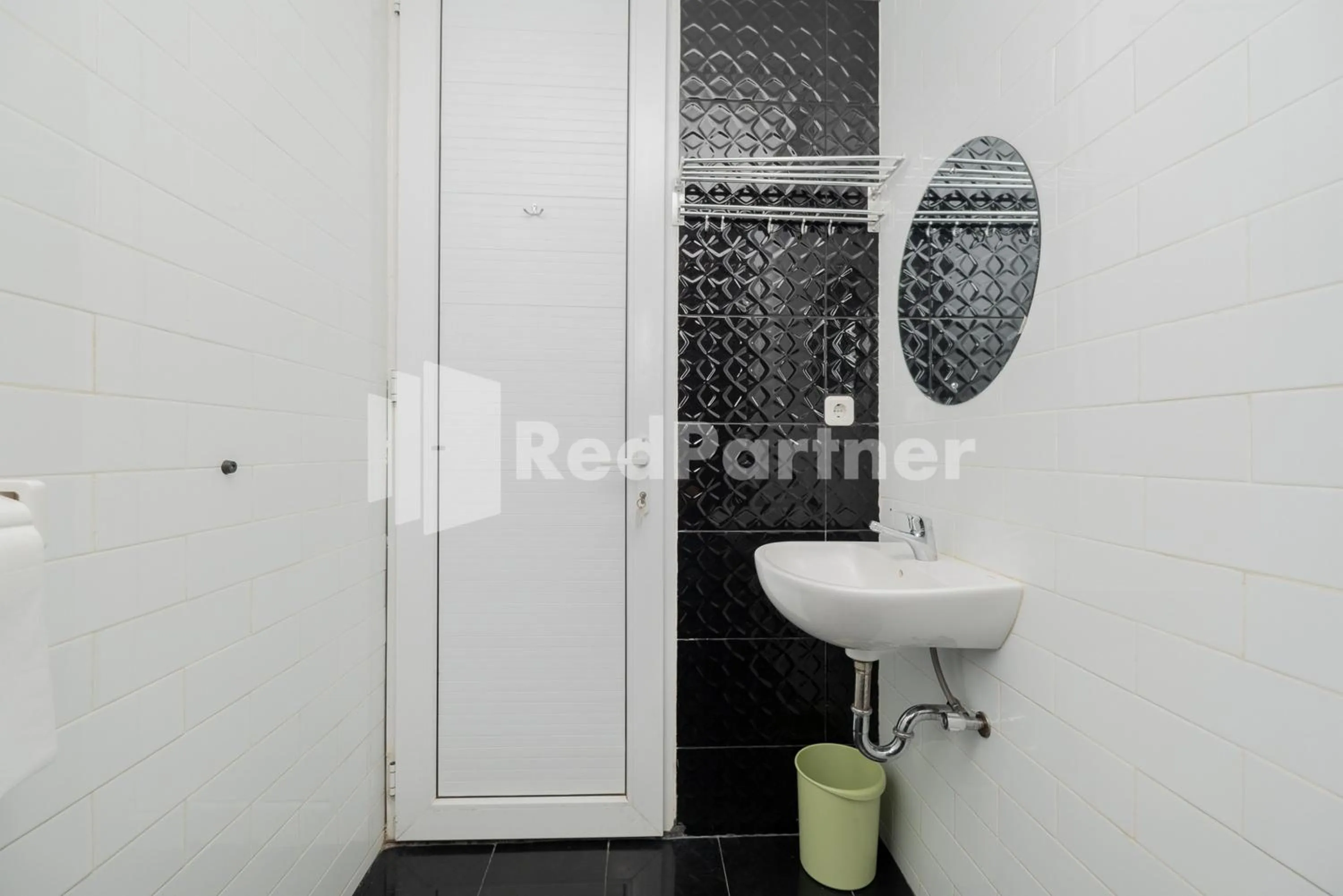Bathroom in Palm Eight Mitra RedDoorz