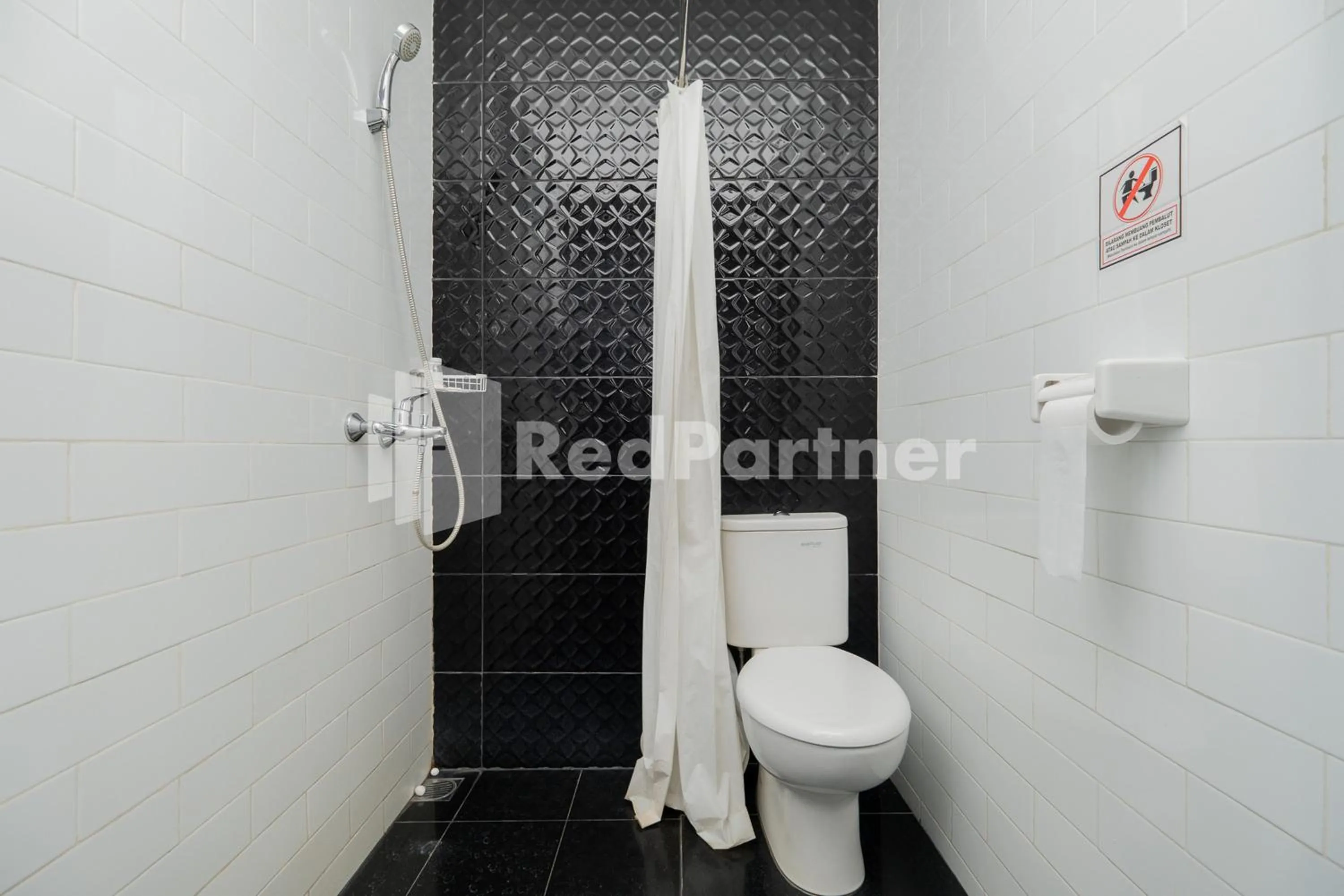 Bathroom in Palm Eight Mitra RedDoorz