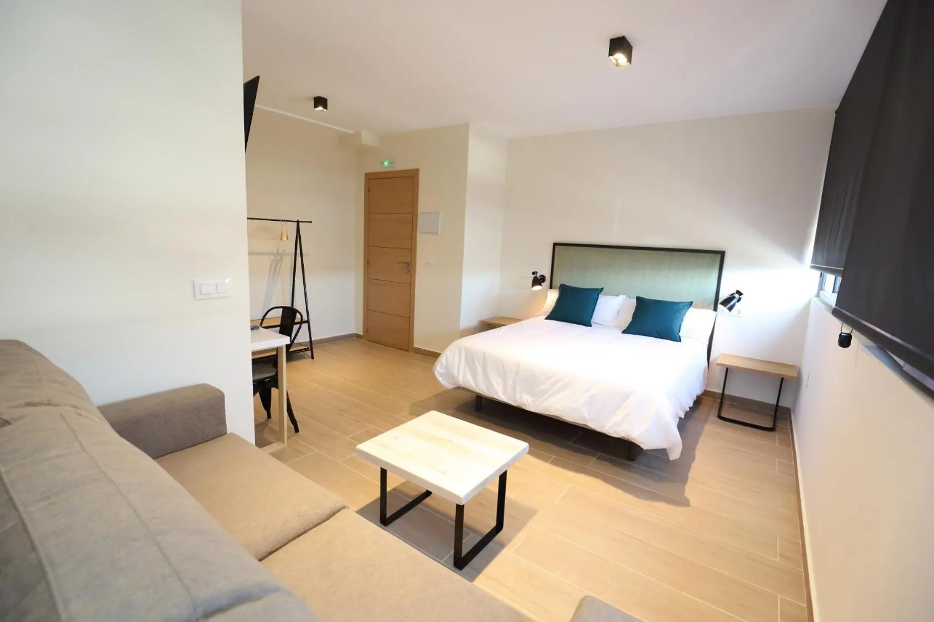 Photo of the whole room, Bed in H.PALMONES