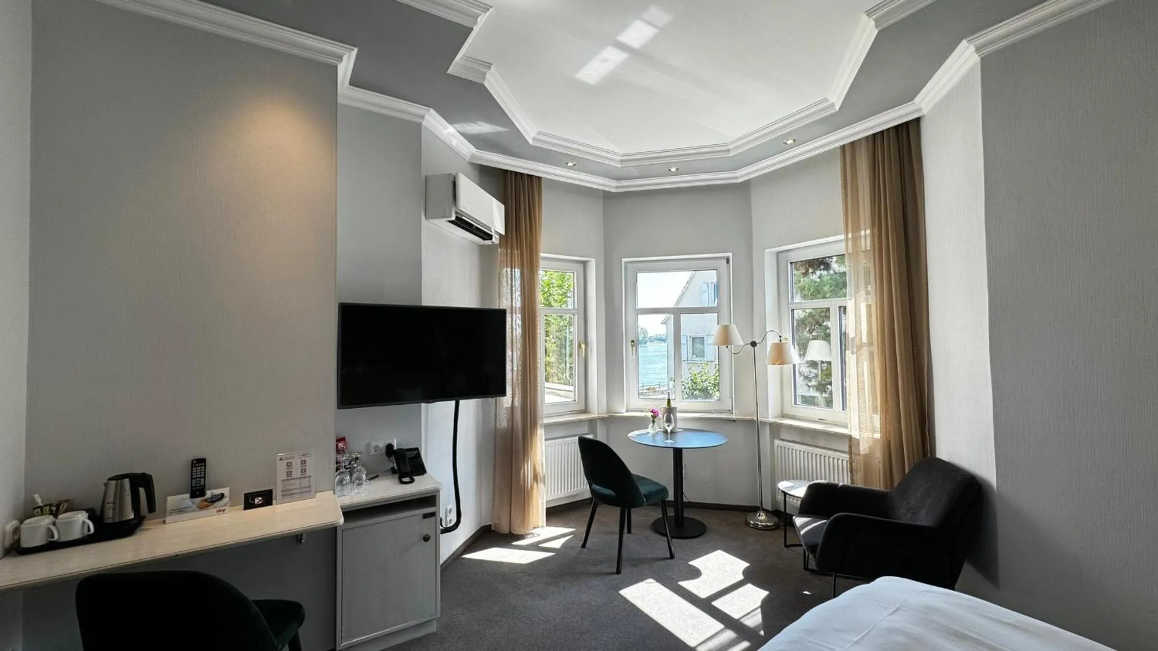 Seating area, Bed in Rhein-Hotel Nierstein