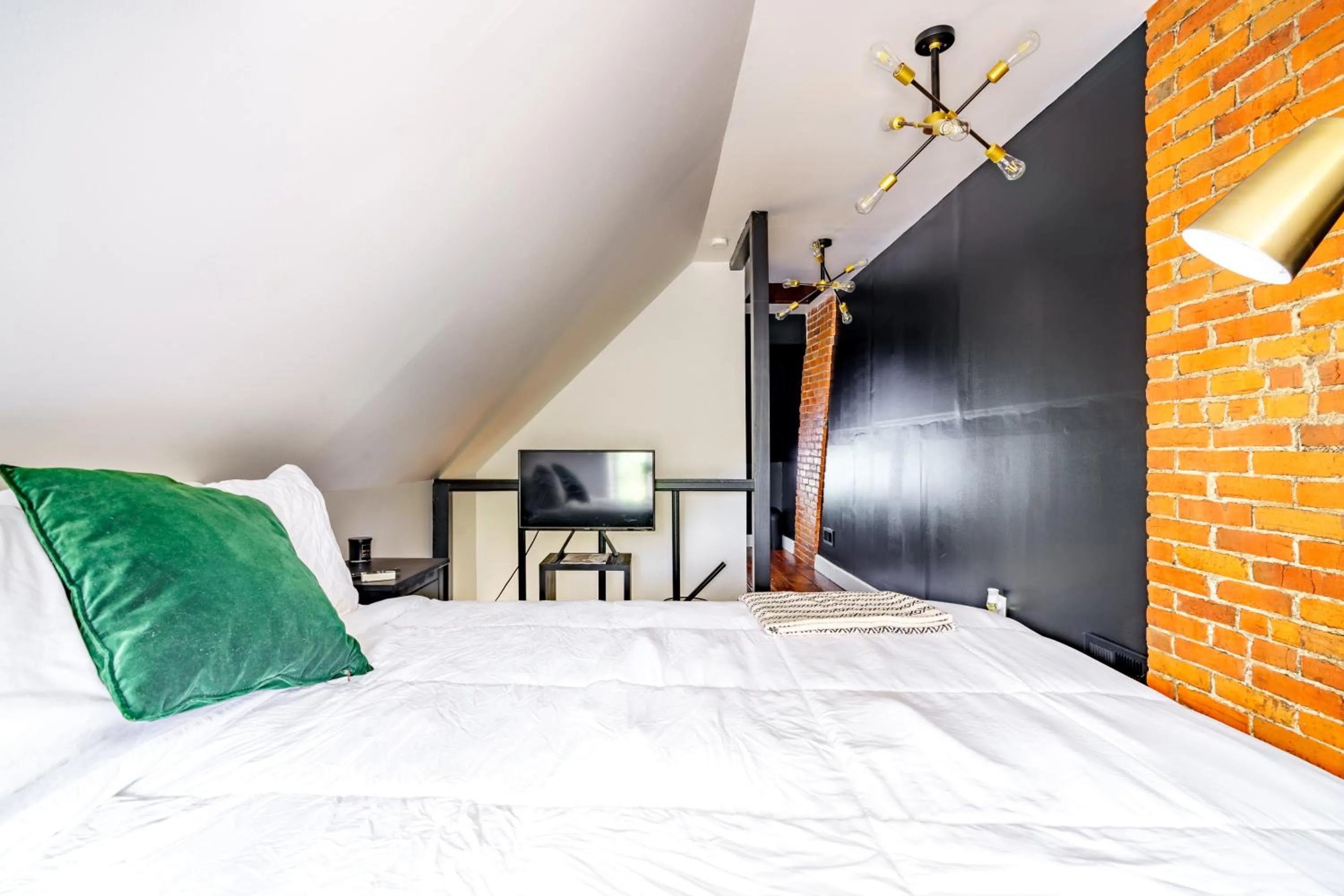 Bed in Jungle House Luxury Stays - Columbus Downtown Short North