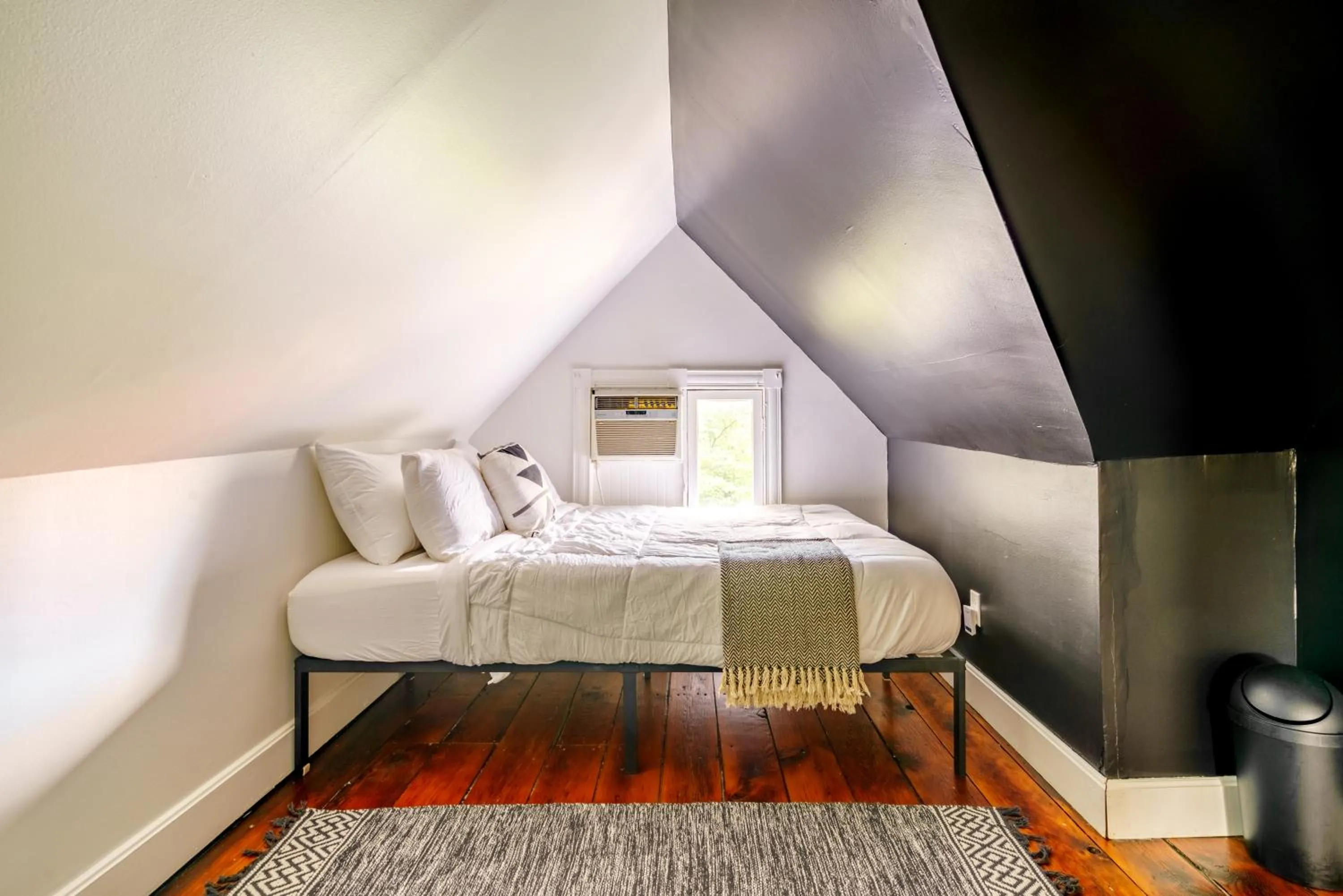 Bed in Jungle House Luxury Stays - Columbus Downtown Short North