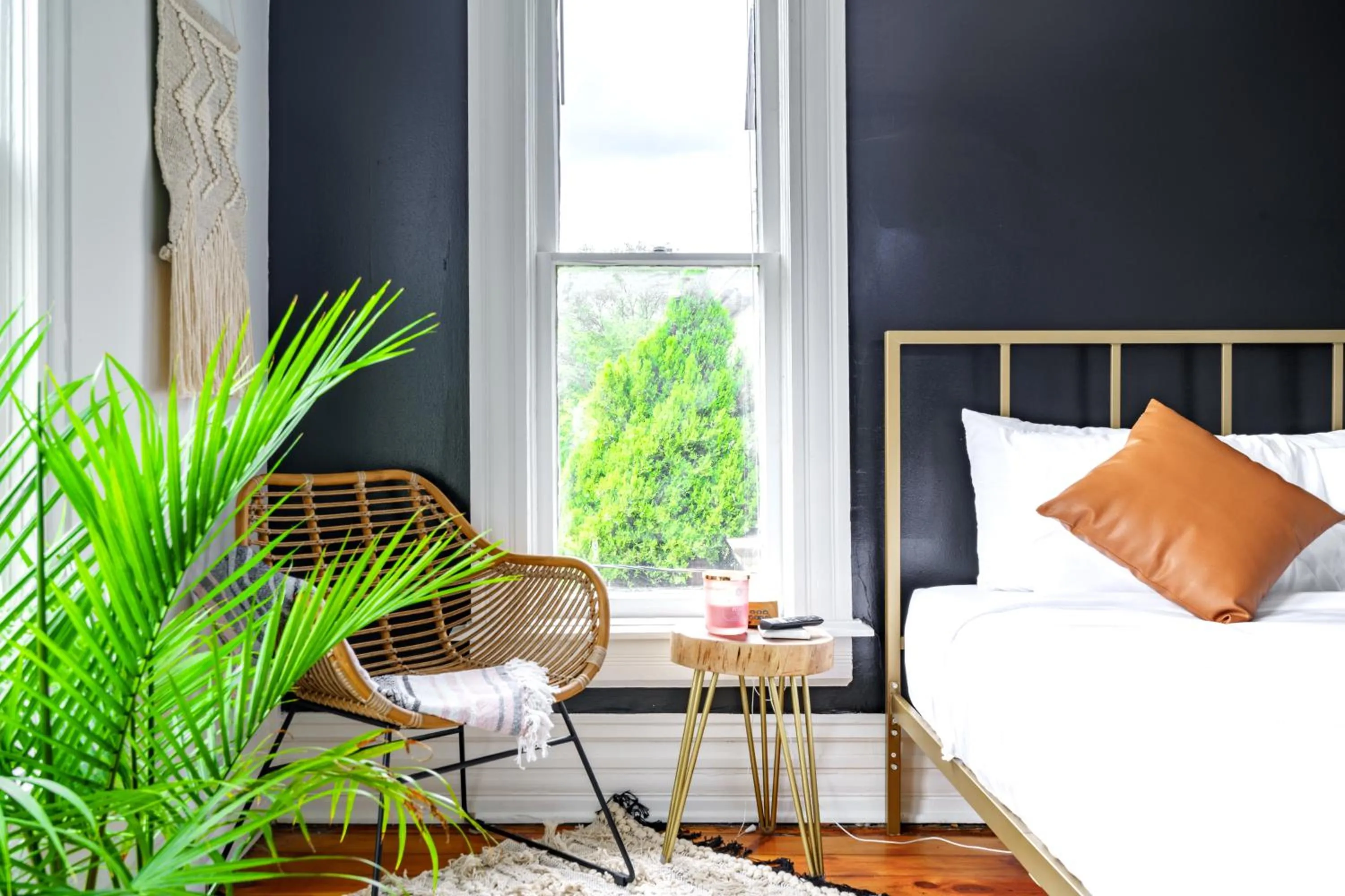 Bed in Jungle House Luxury Stays - Columbus Downtown Short North