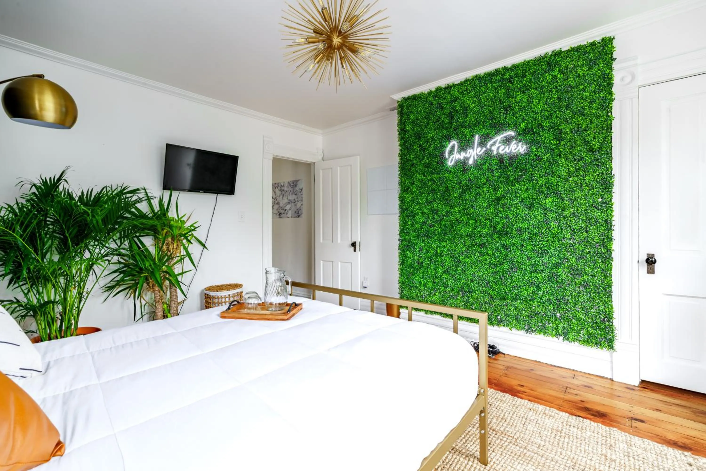 Bed in Jungle House Luxury Stays - Columbus Downtown Short North