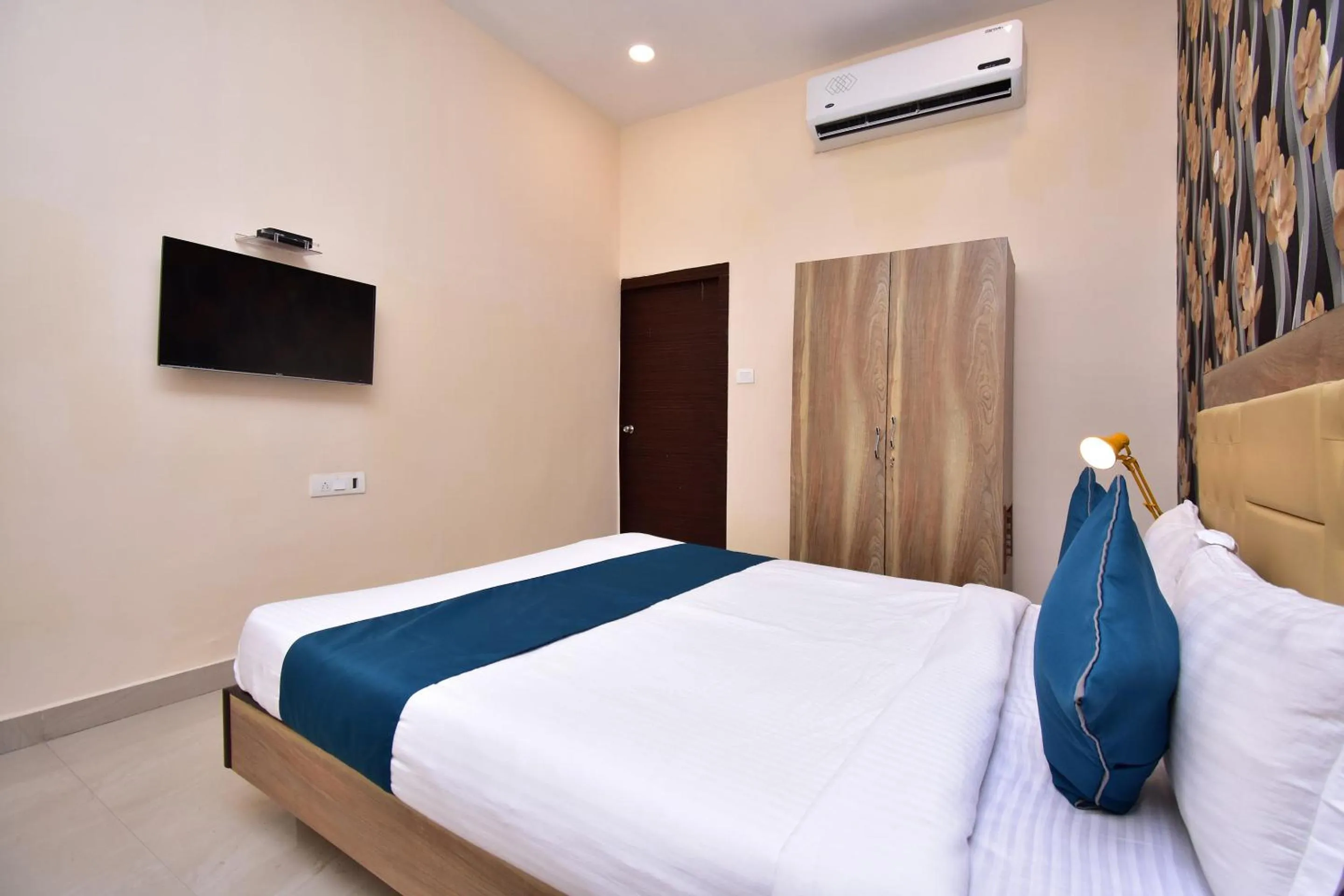 Bedroom, Bed in Hotel O Stay hub park street