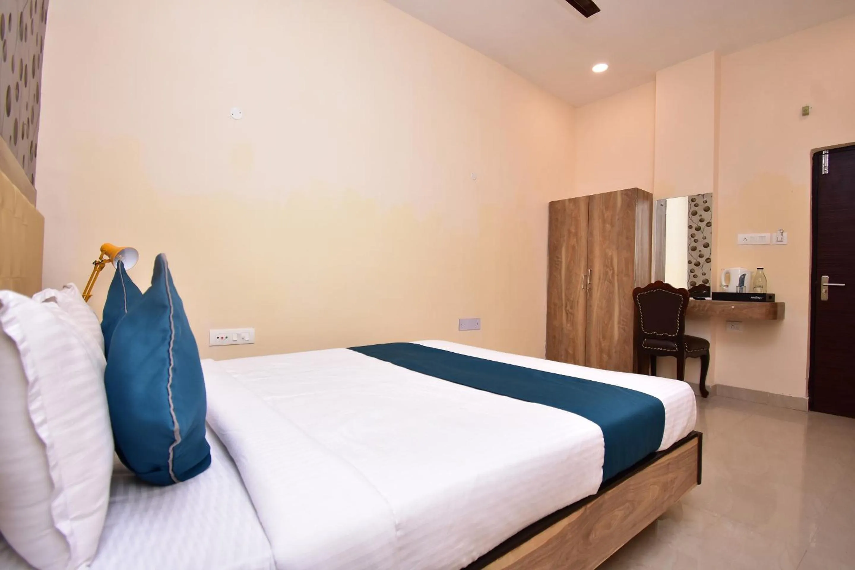 Bathroom, Bed in Hotel O Stay hub park street