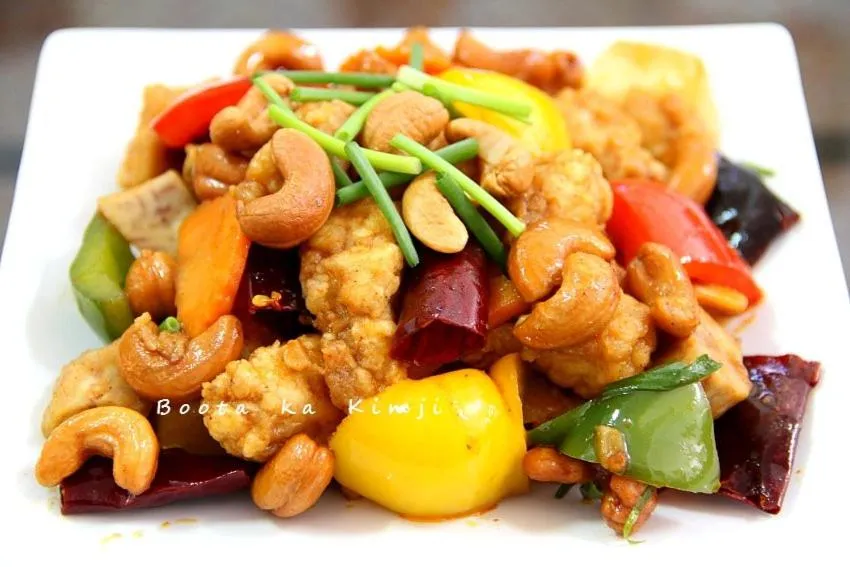 DAYA Beach, Lipe local