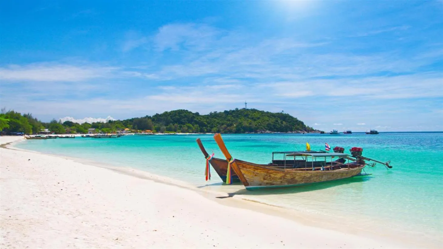 DAYA Beach, Lipe local